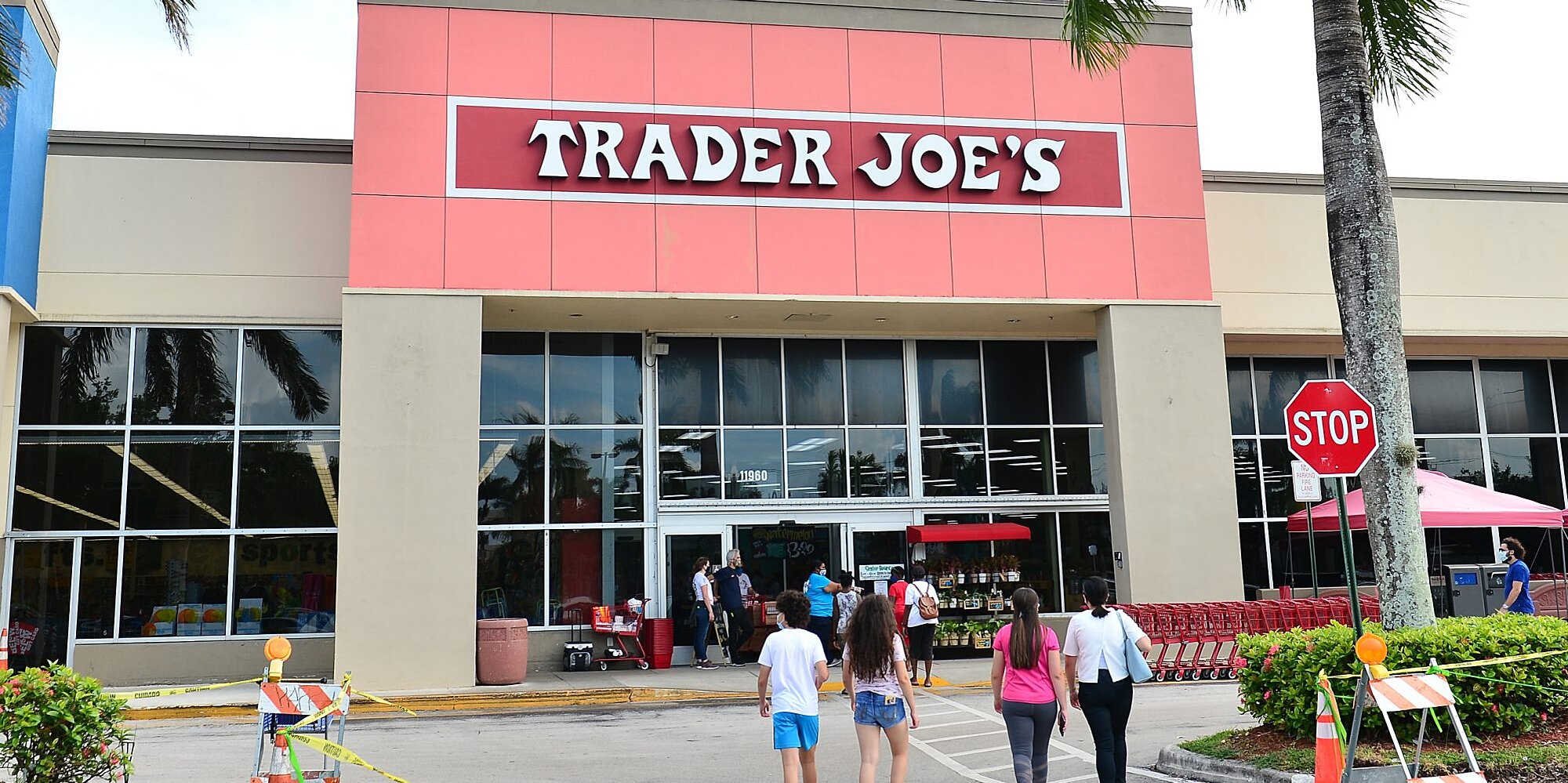 Los 12 mejores productos que llegan a las estanterías de Trader Joe's esta primavera, según los empleados