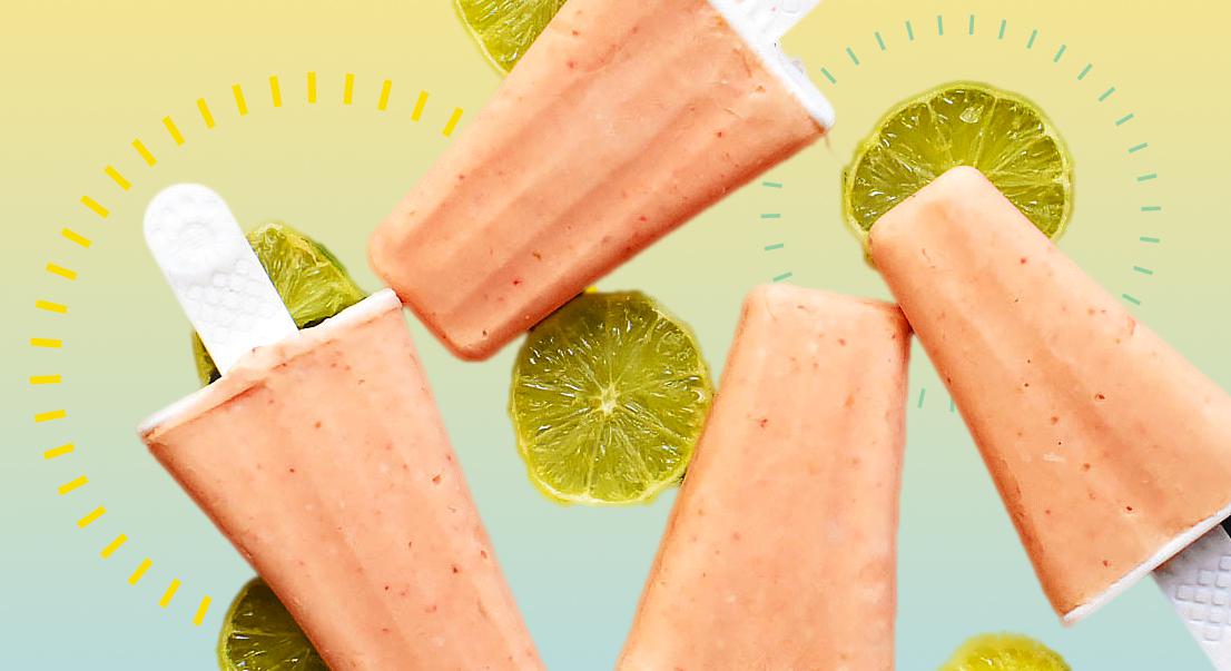 Paletas de frutas tropicales de 5 ingredientes hechas con crema de coco