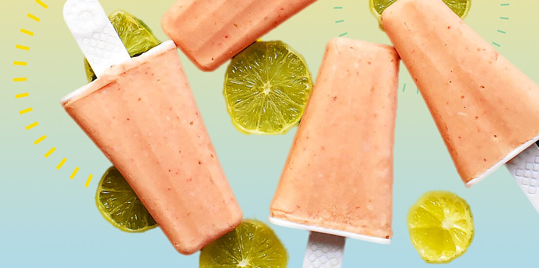 Paletas de frutas tropicales de 5 ingredientes hechas con crema de coco