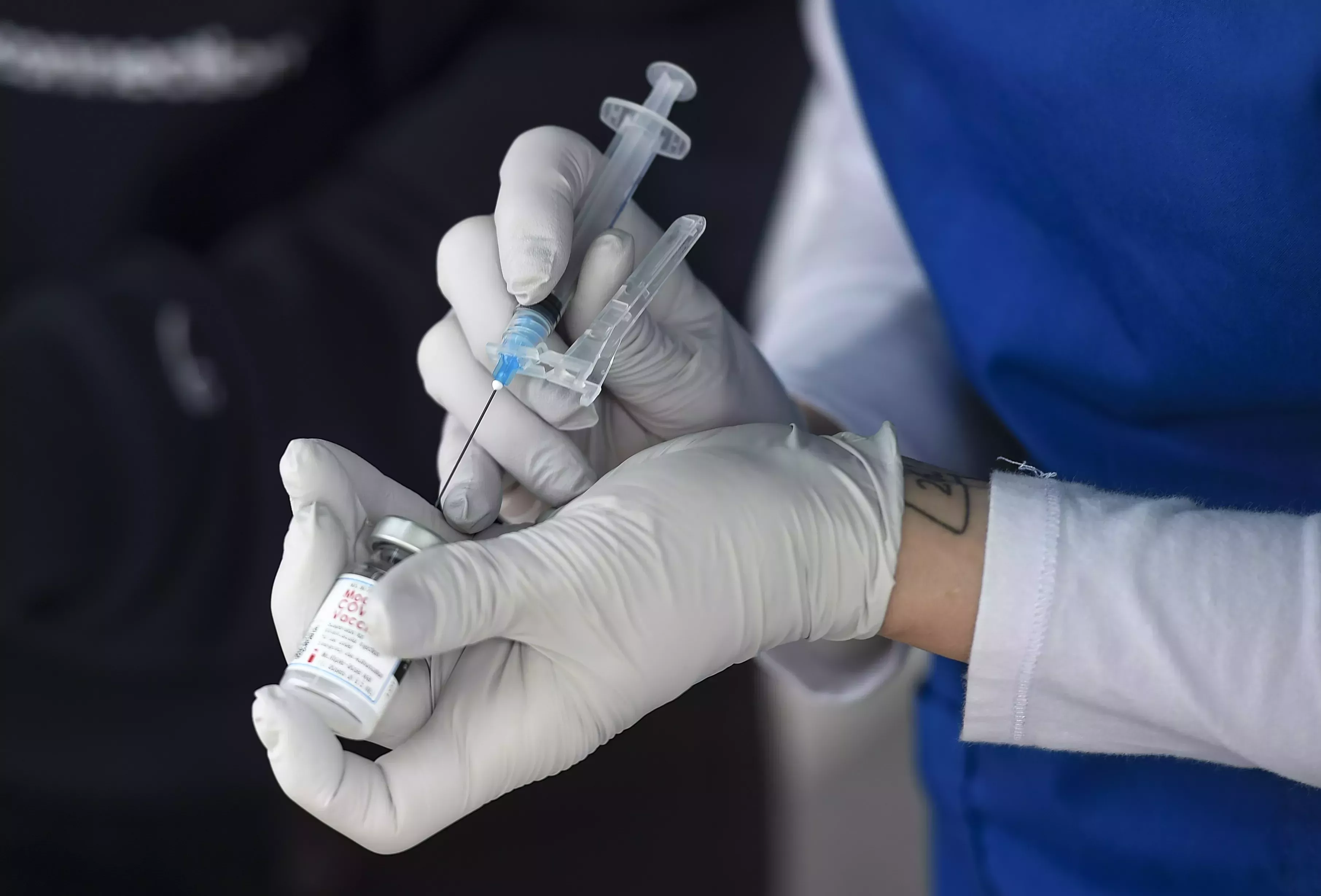 Decenas de grupos médicos piden que se obligue a los trabajadores sanitarios a vacunarse contra el COVID-19