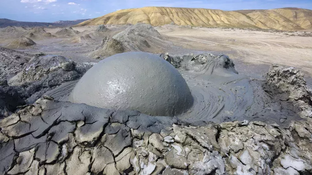 Un raro volcán de lodo estalla en un imponente infierno en el Mar Caspio