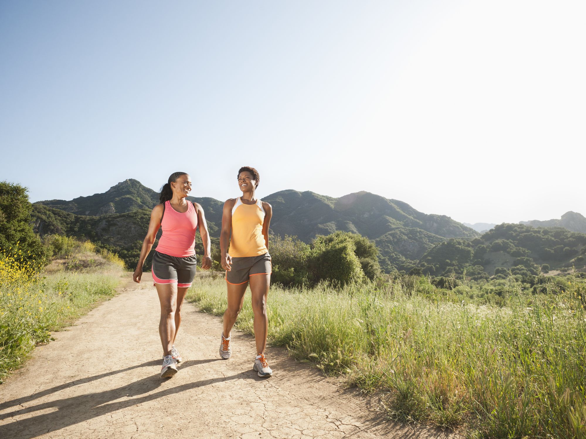 9 formas en que caminar beneficia a la salud, según los médicos