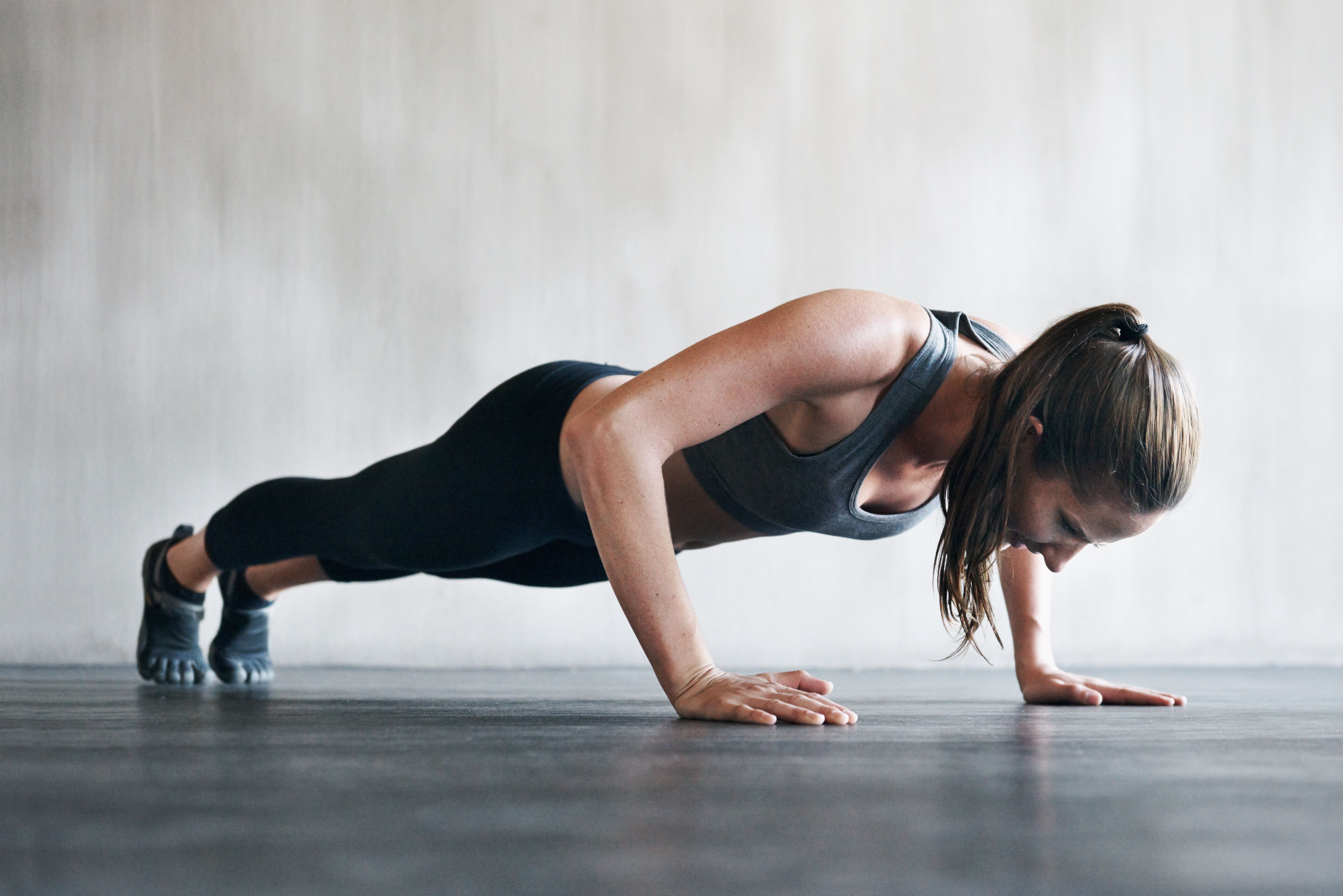 Los 14 mejores ejercicios de pecho para mujeres, según los expertos en fitness