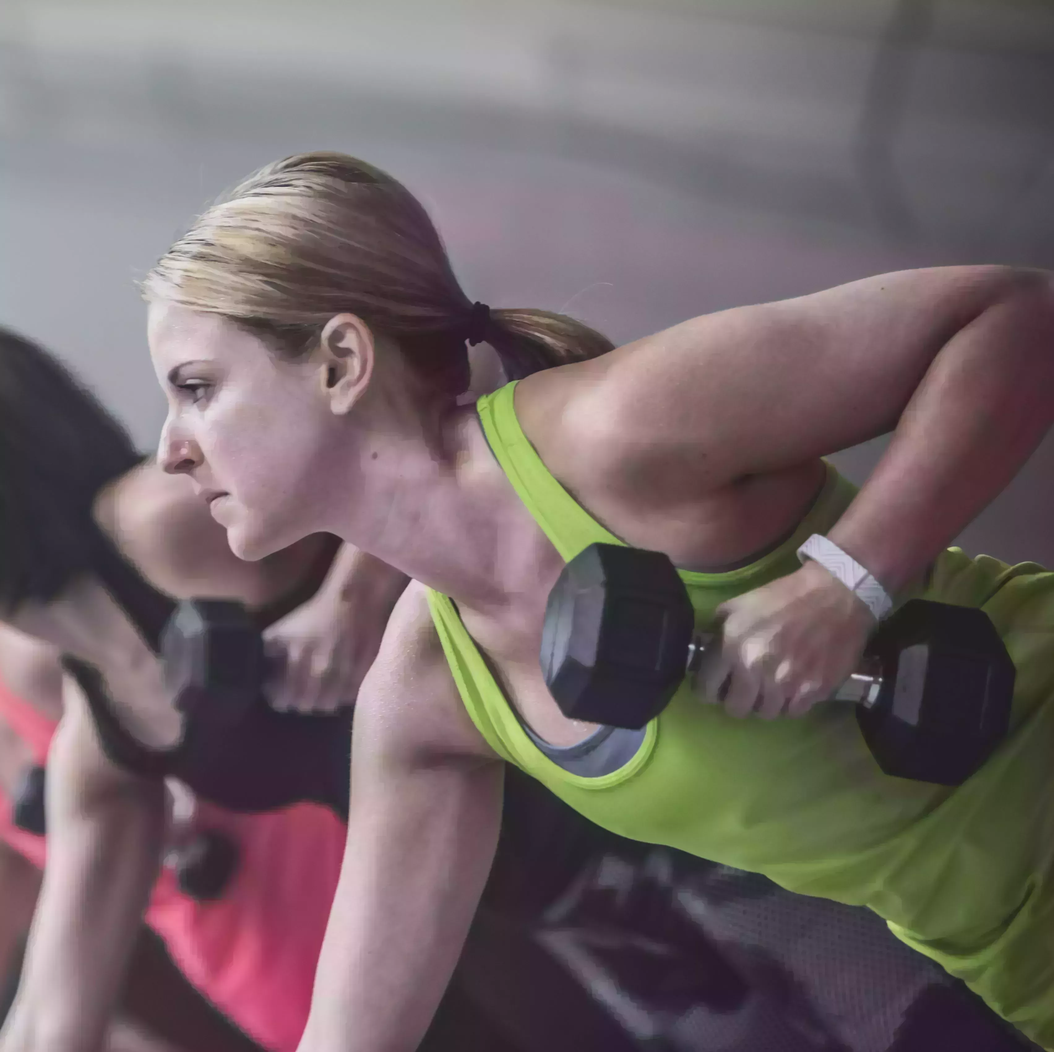 Los 20 mejores ejercicios de espalda para mujeres, según los mejores expertos en fitness