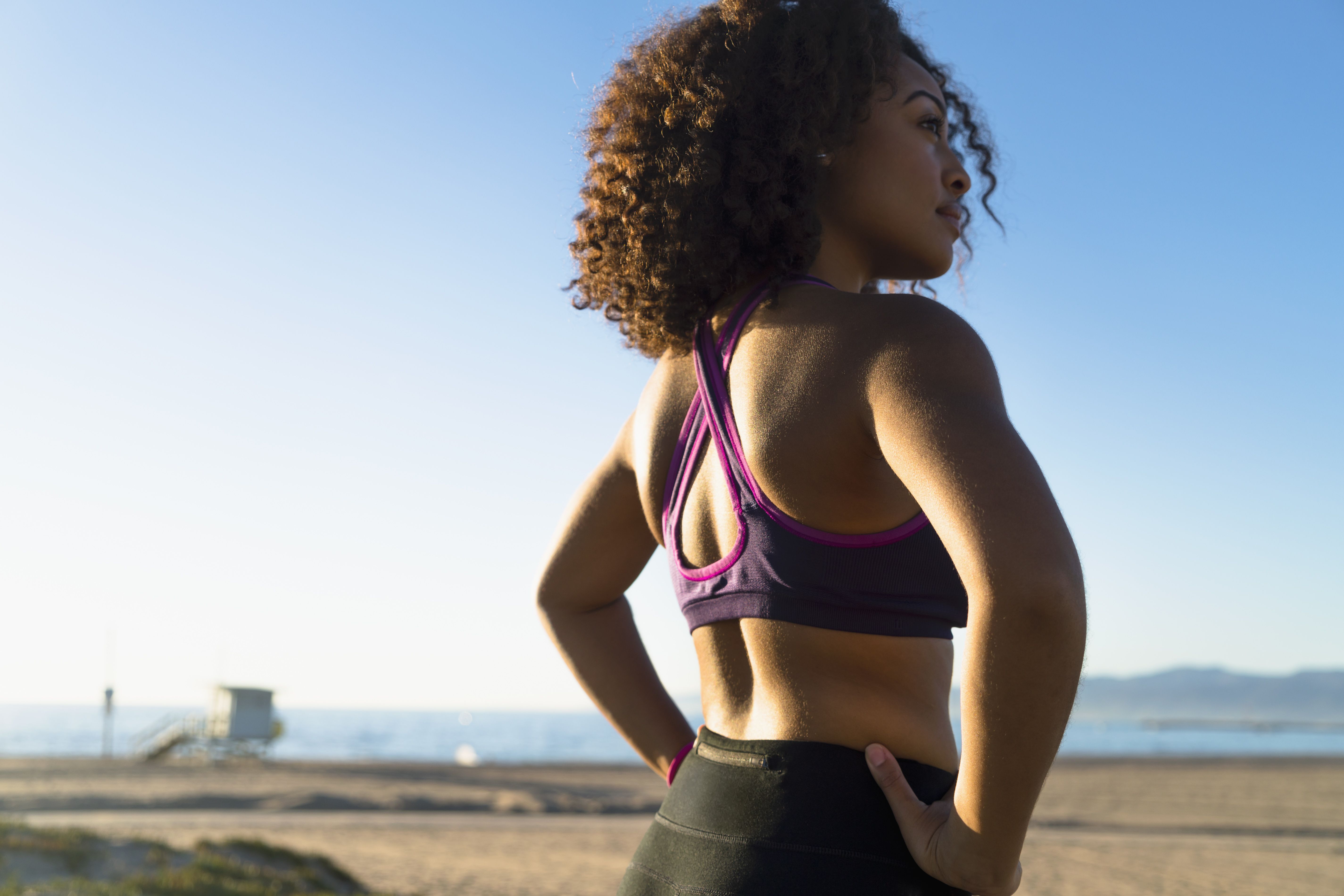 Los 20 mejores ejercicios de espalda para mujeres, según los mejores expertos en fitness