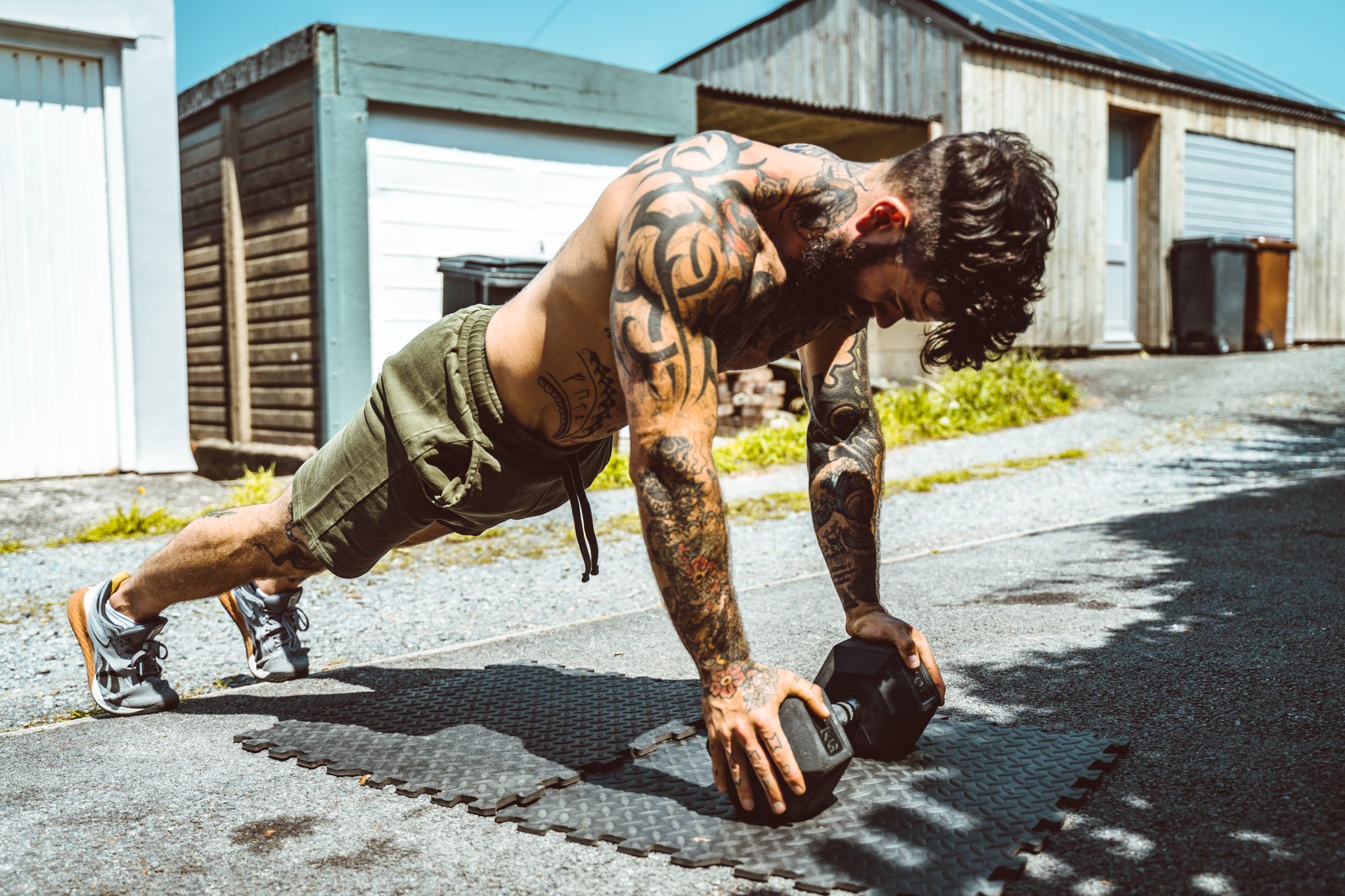 Quemar grasa corporal al sol con este reto de 450 repeticiones de CrossFit Burpee