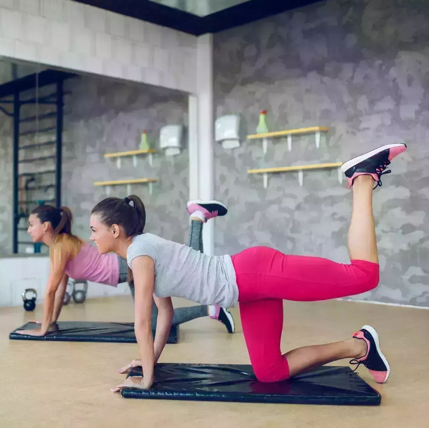 15 mejores ejercicios de piernas para mujeres, según los mejores expertos en fitness