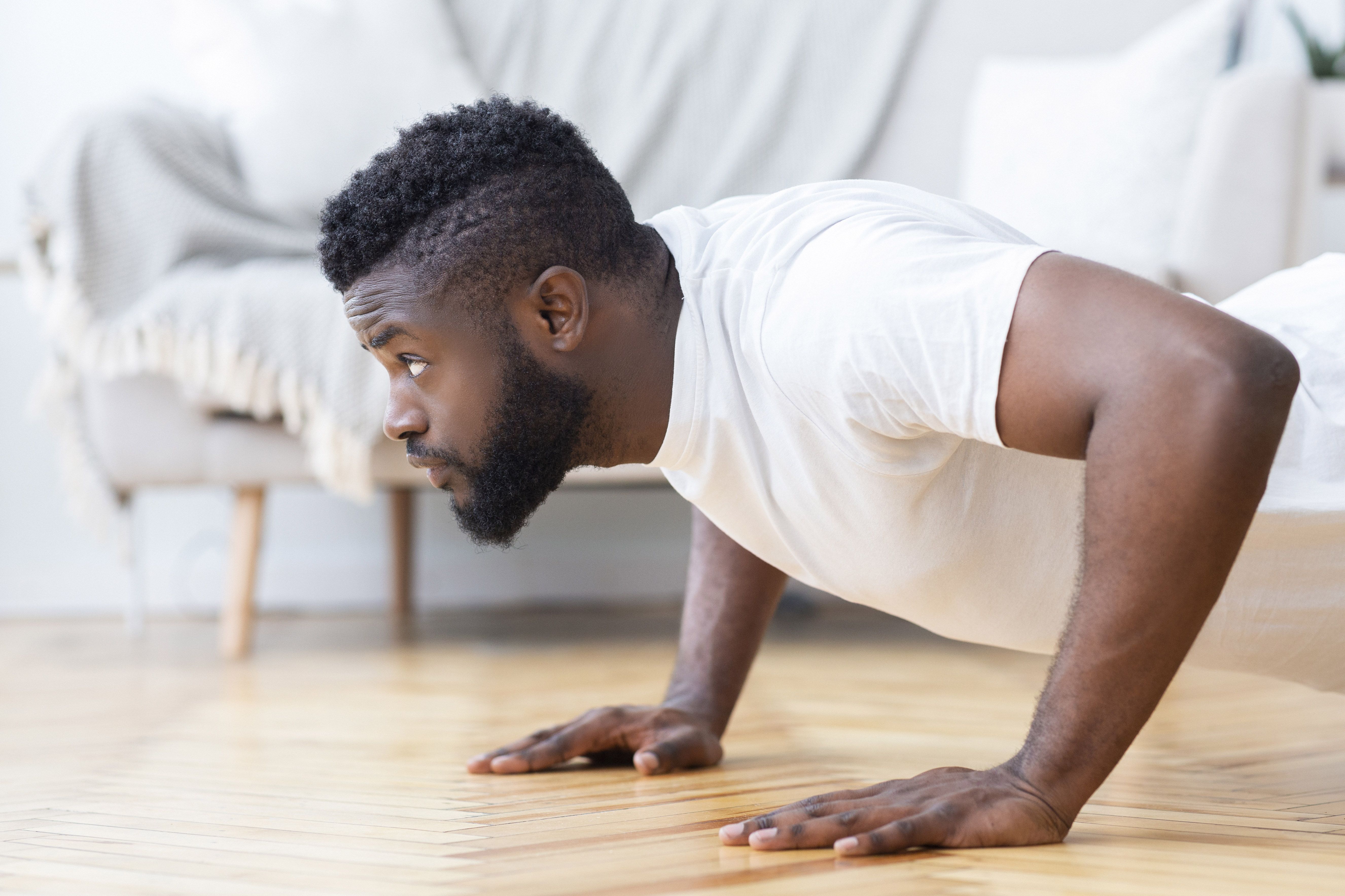 33 de los mejores ejercicios para principiantes para sudar durante los entrenamientos en casa