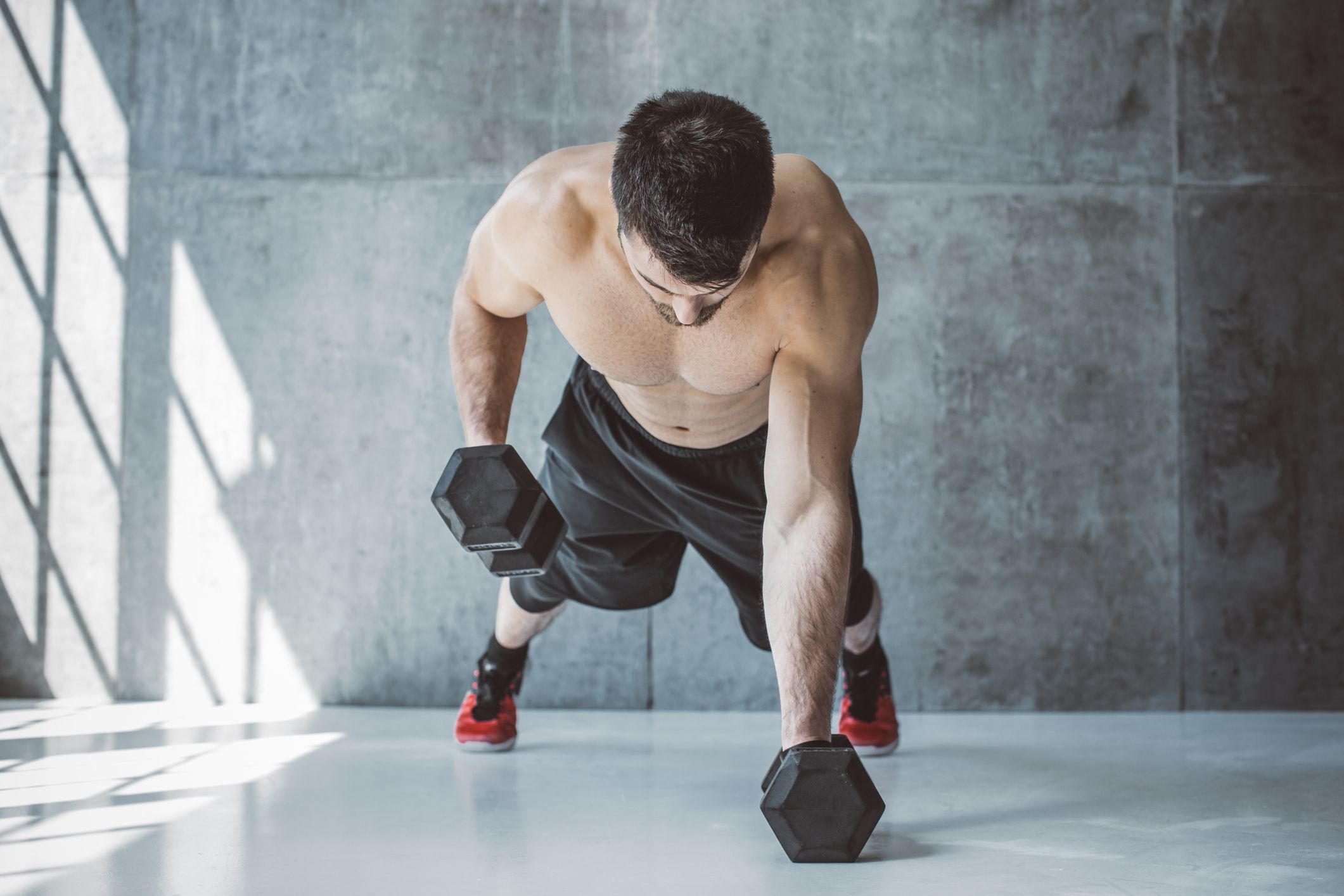 Este entrenamiento con mancuernas para quemar calorías fortalece el pecho, la espalda y los brazos para conseguir un tamaño real