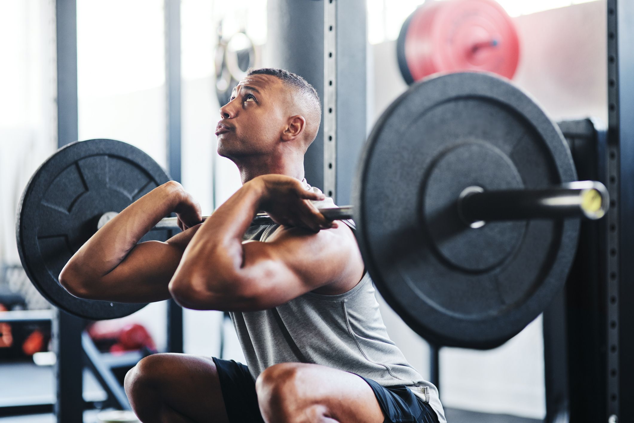 Este entrenamiento de 3 movimientos con pesas afecta a las piernas, la espalda, los hombros y los abdominales