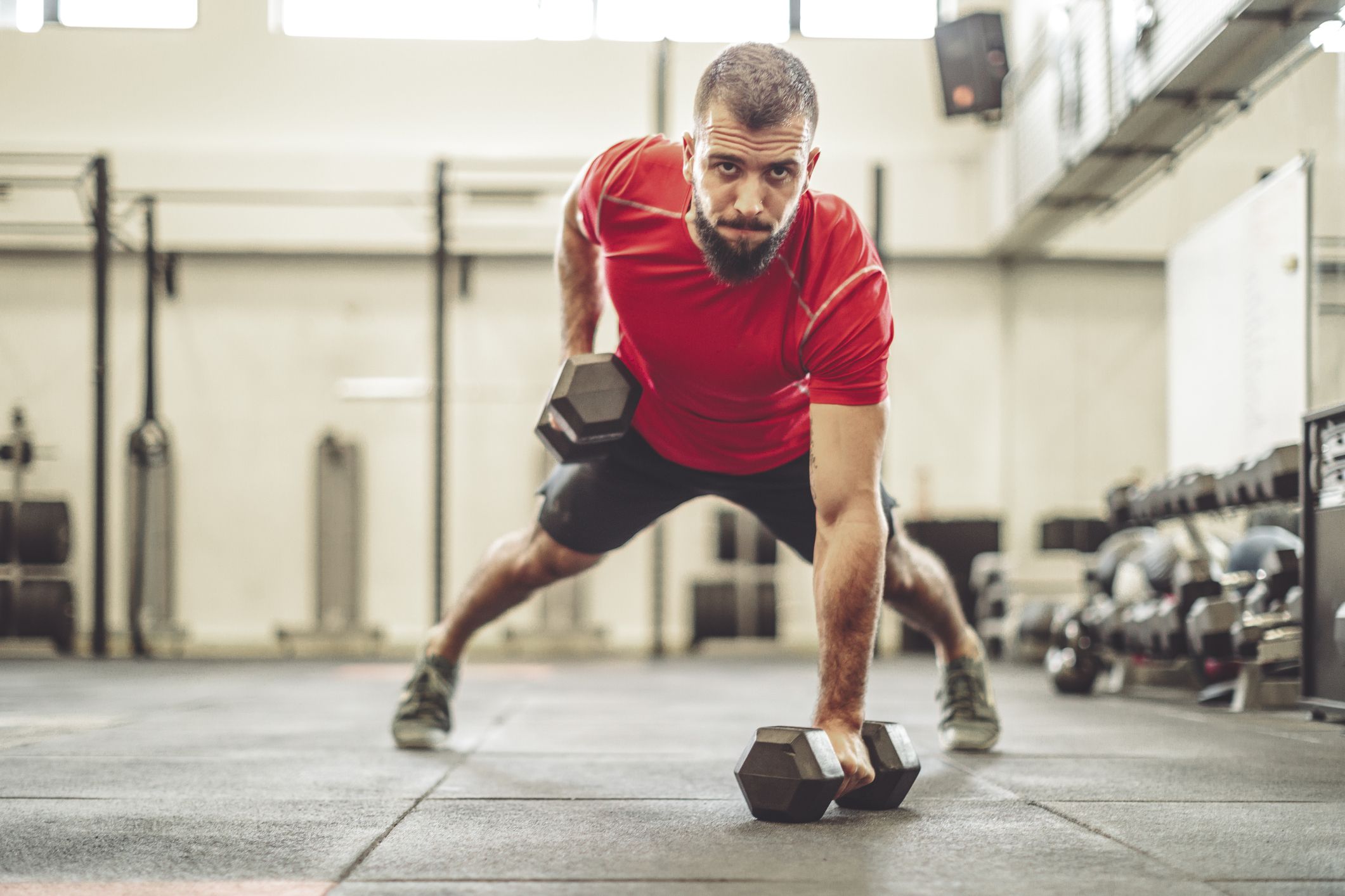 Este entrenamiento sin complicaciones hace estallar su pecho y espalda, sin ir al gimnasio