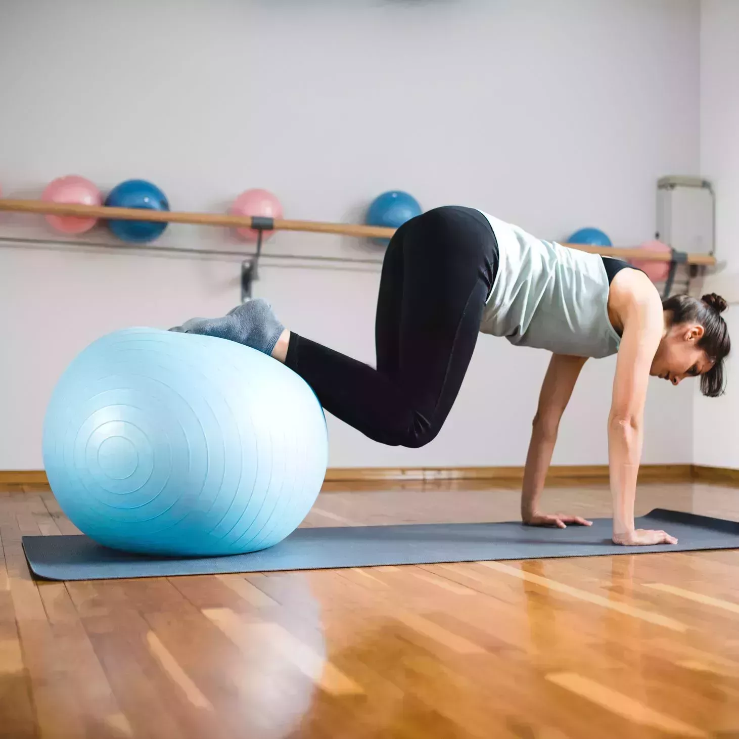 Los 10 mejores ejercicios de abdominales inferiores para fortalecer el tronco, según los entrenadores personales