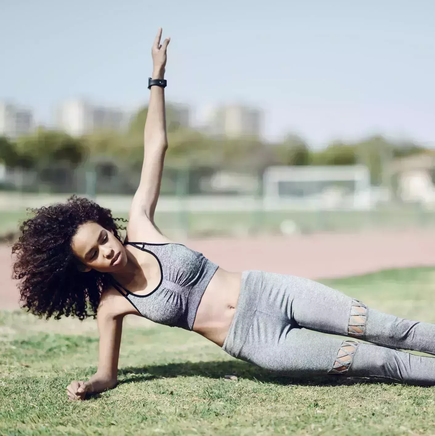 Los 15 mejores ejercicios de abdominales para mujeres, según los mejores expertos en fitness