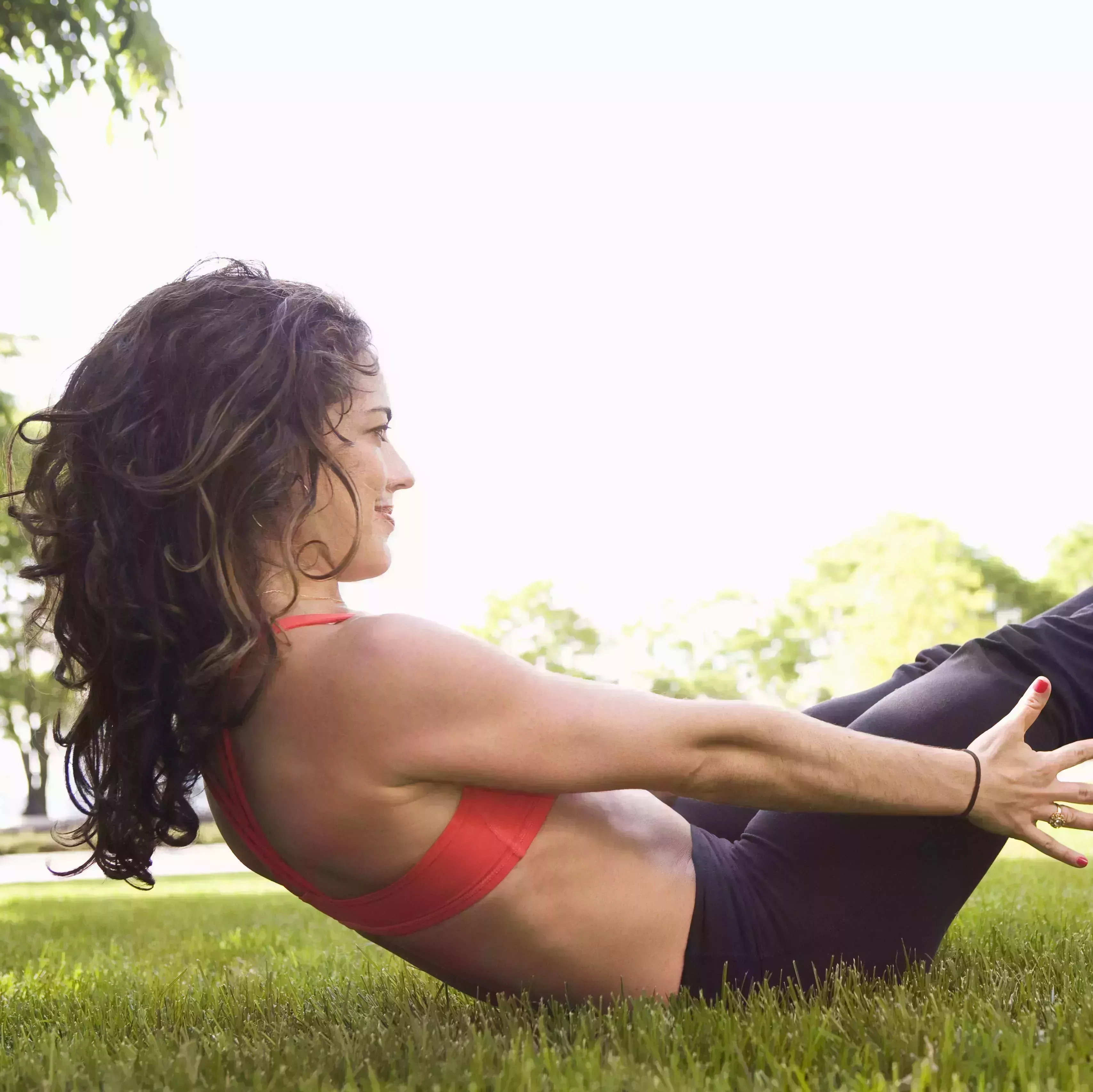 Los 15 mejores ejercicios de abdominales para mujeres, según los mejores expertos en fitness