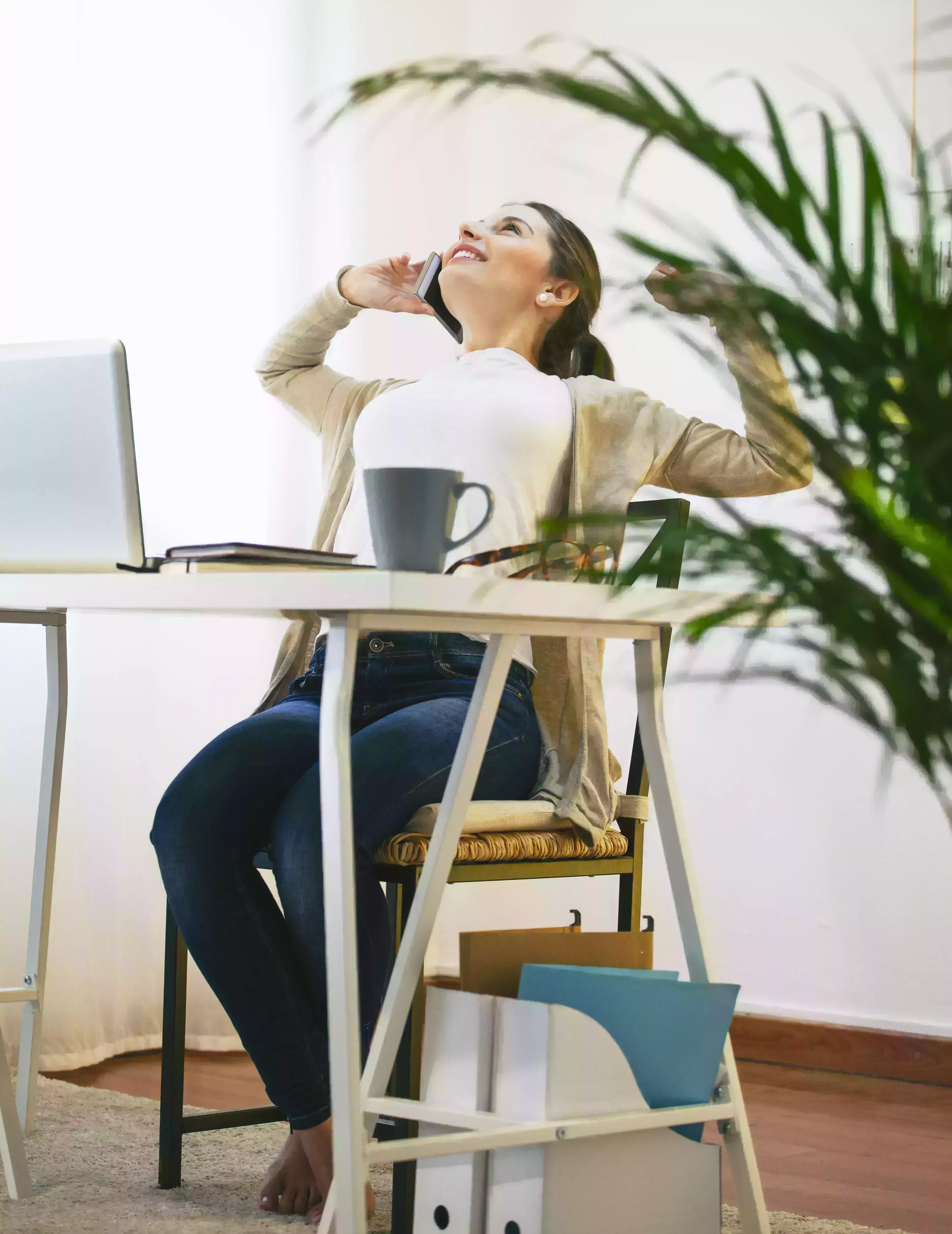 Los mejores ejercicios para hacer en el escritorio, según los profesionales del fitness