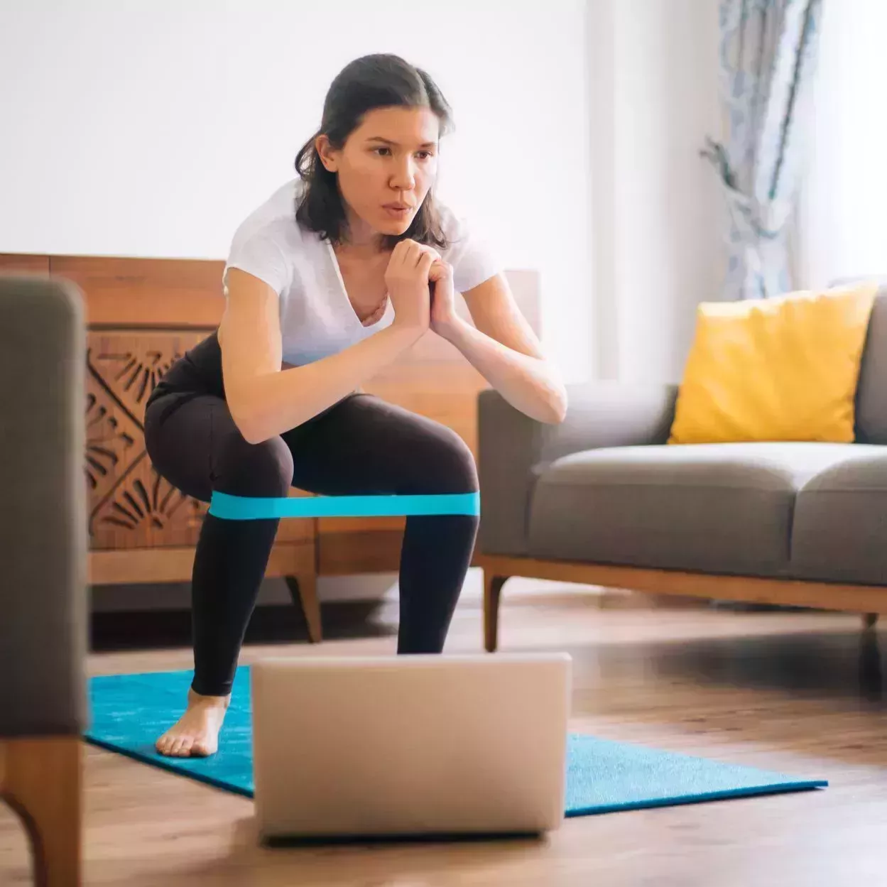 Los mejores ejercicios para hacer en el escritorio, según los profesionales del fitness