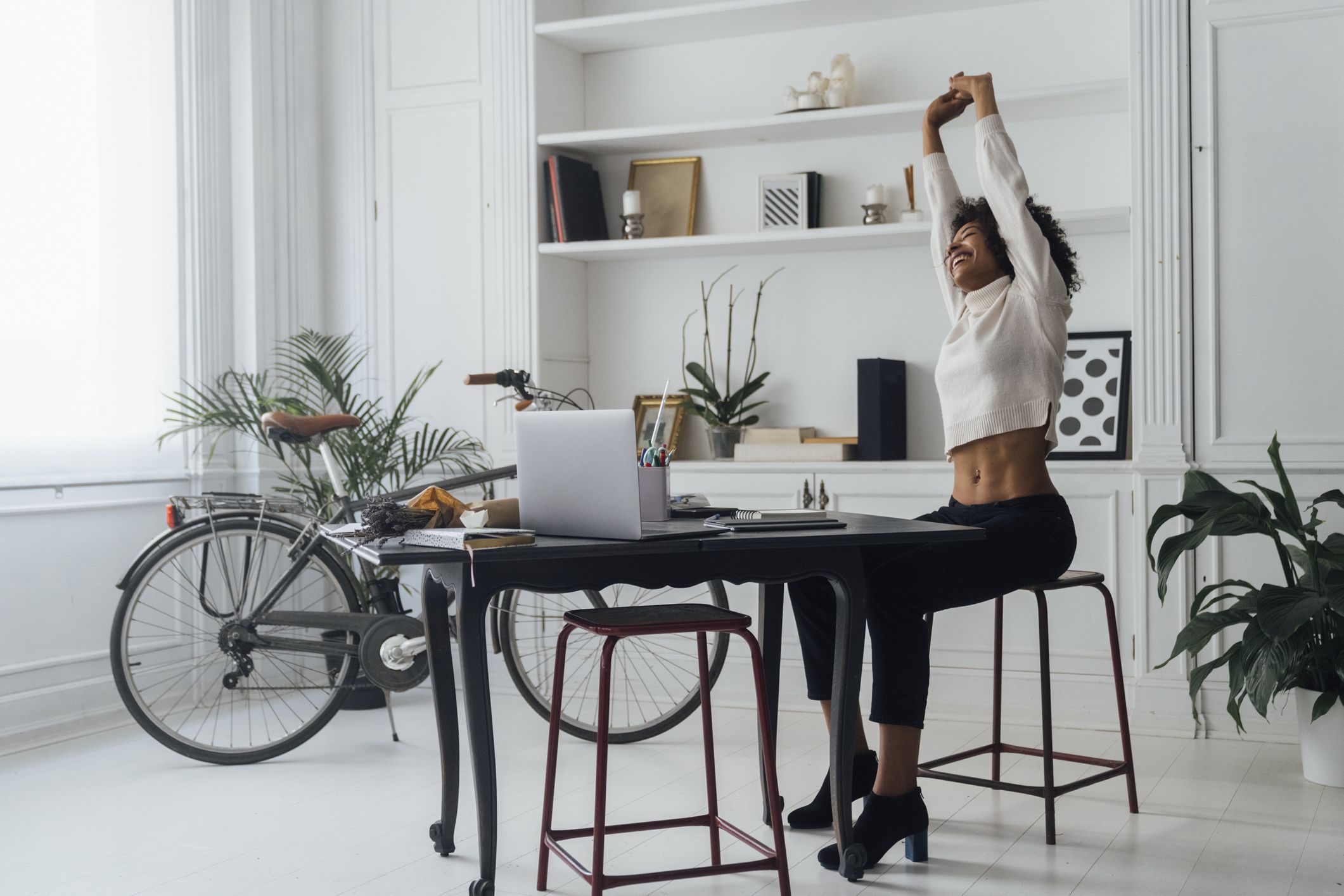 Los mejores ejercicios para hacer en el escritorio, según los profesionales del fitness