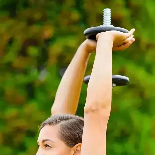 ¿No está seguro de cómo aumentar la fuerza con mancuernas? Este entrenamiento lo tiene cubierto