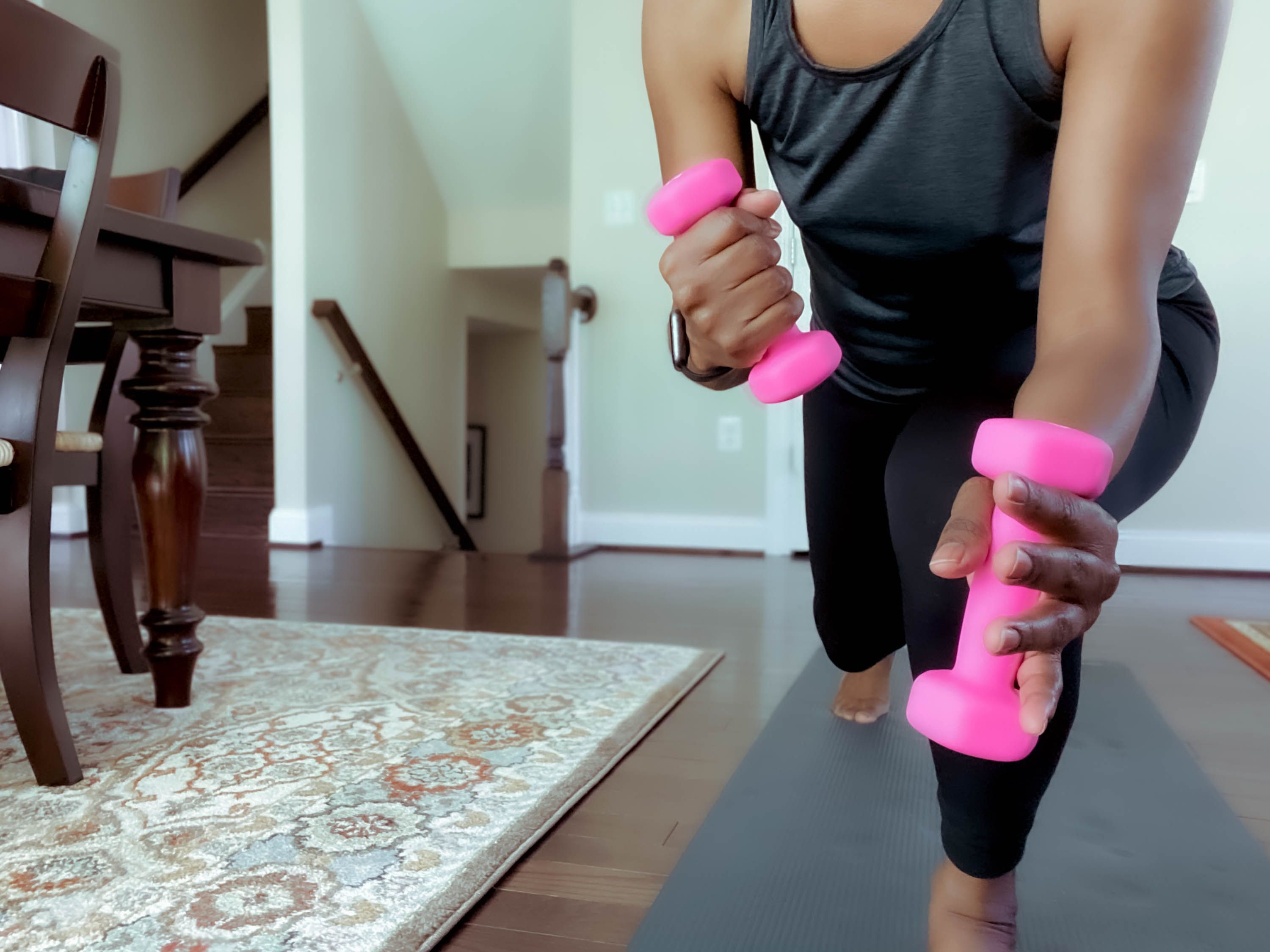 ¿No está seguro de cómo aumentar la fuerza con mancuernas? Este entrenamiento lo tiene cubierto