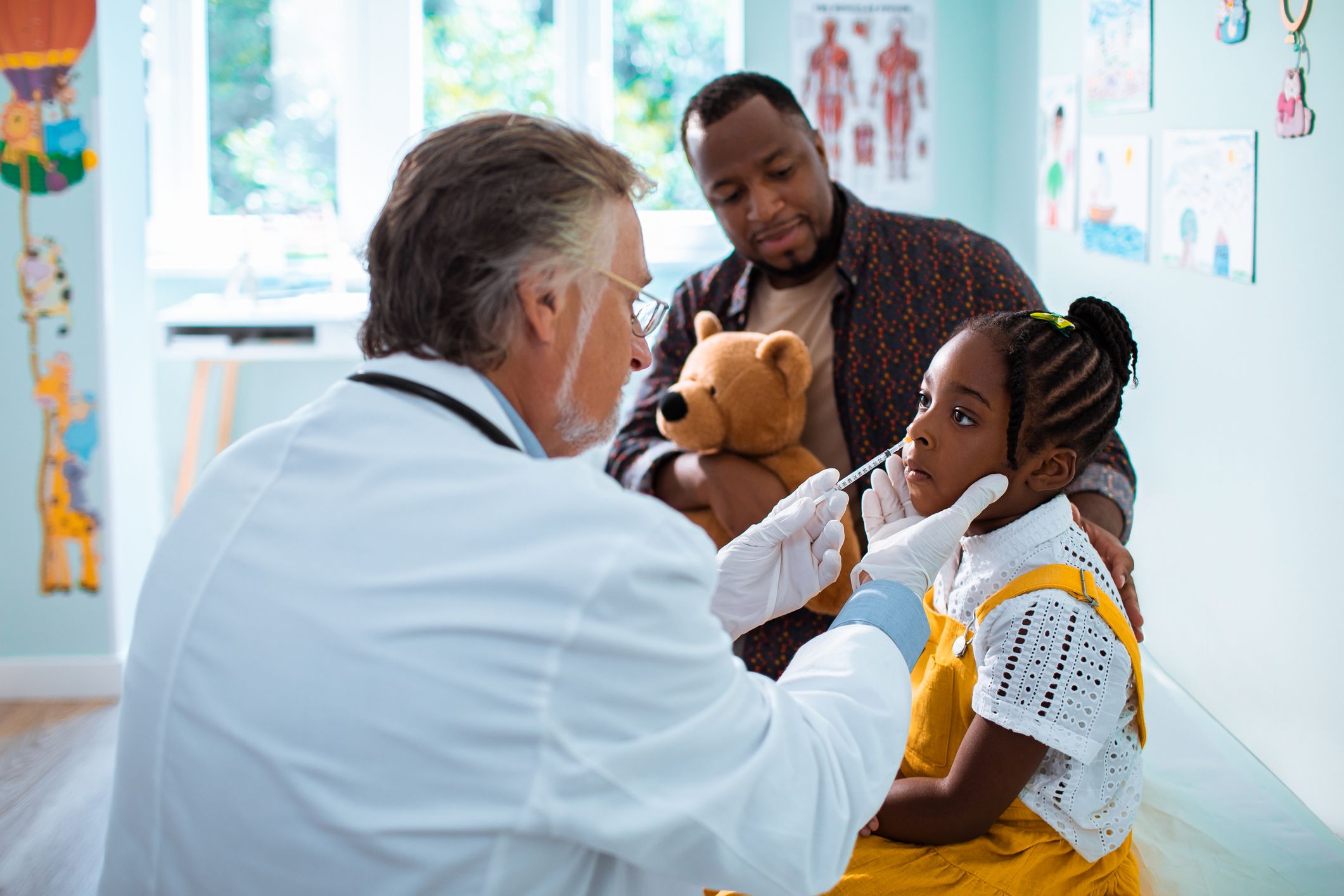 Por qué elegir la vacuna nasal contra la gripe, o no, según los expertos