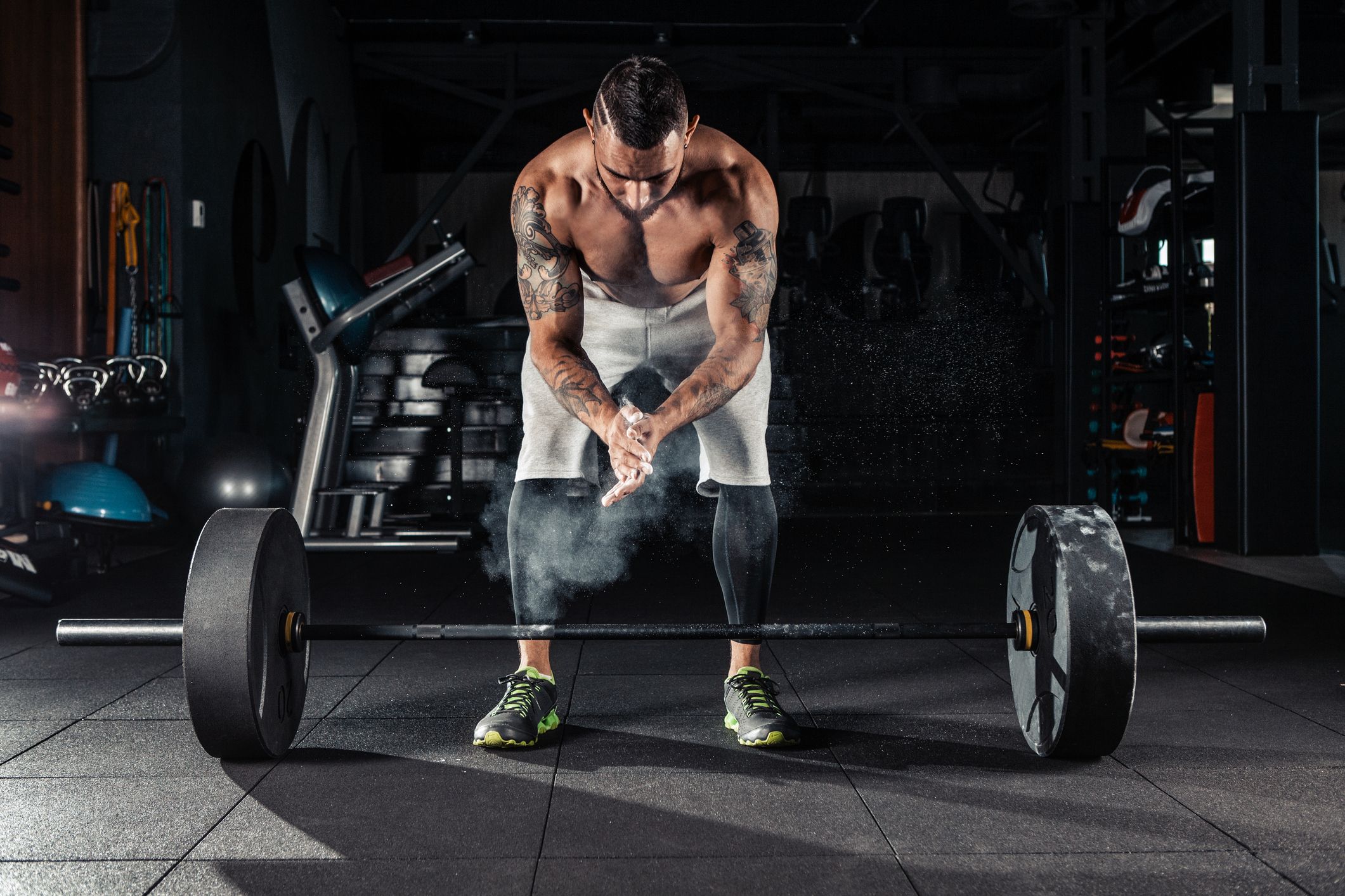 Realiza este entrenamiento de 15 minutos con pesas "Bear Complex" para fortalecer todo el cuerpo