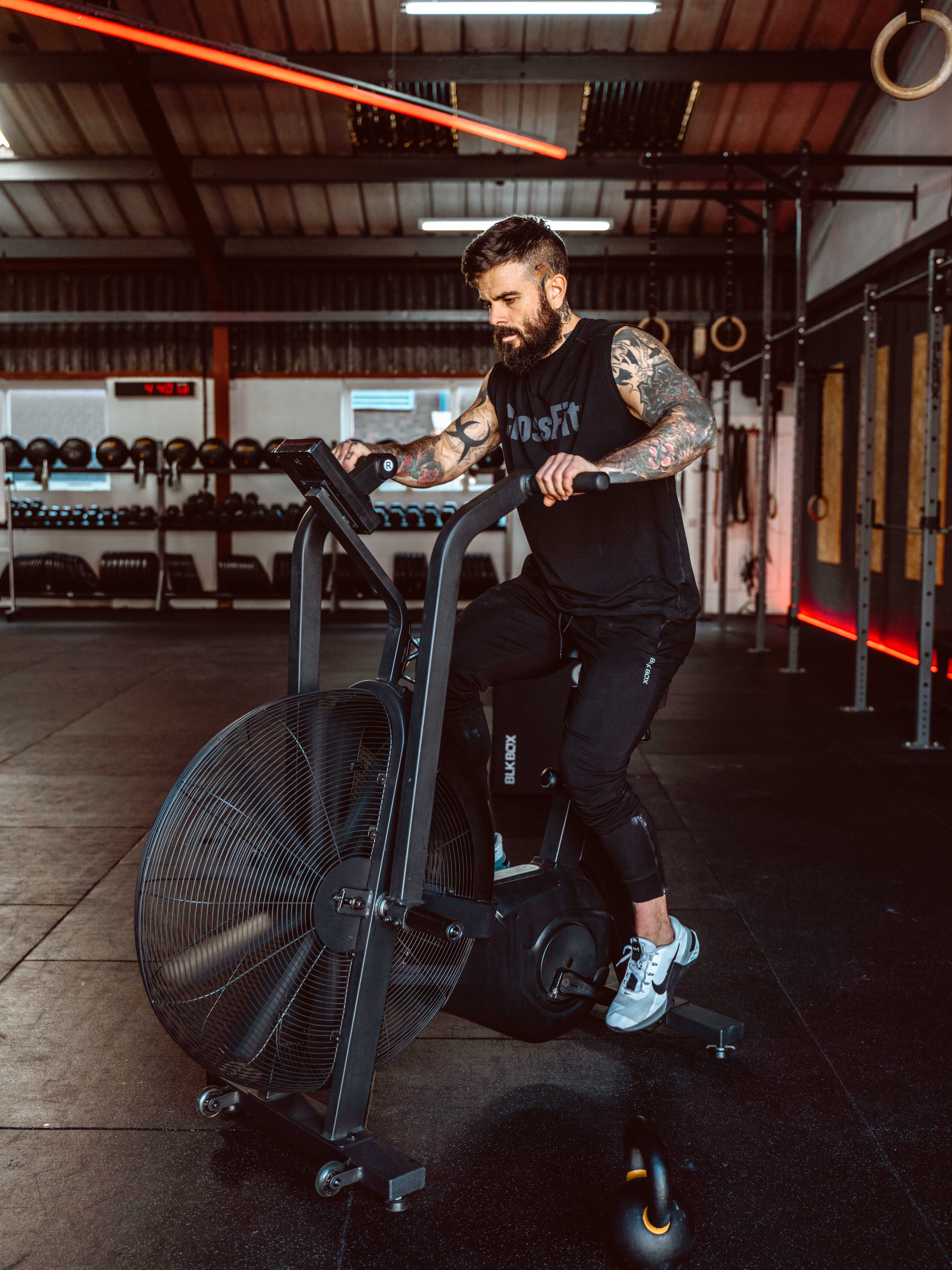 Realiza este entrenamiento de 5 movimientos para quemar todo el cuerpo, aumentar el tamaño de los hombros y estar en forma