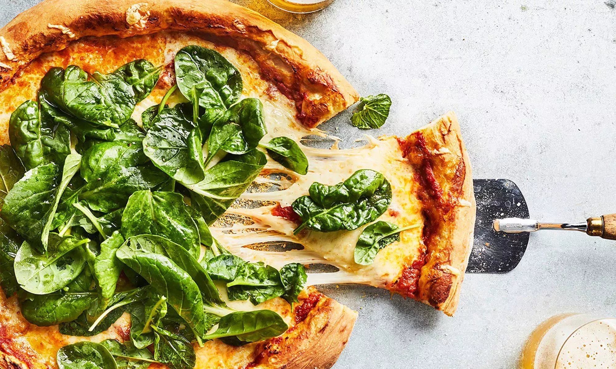 Cómo hacer una pizza vegetariana que incluso los amantes de la carne devorarán