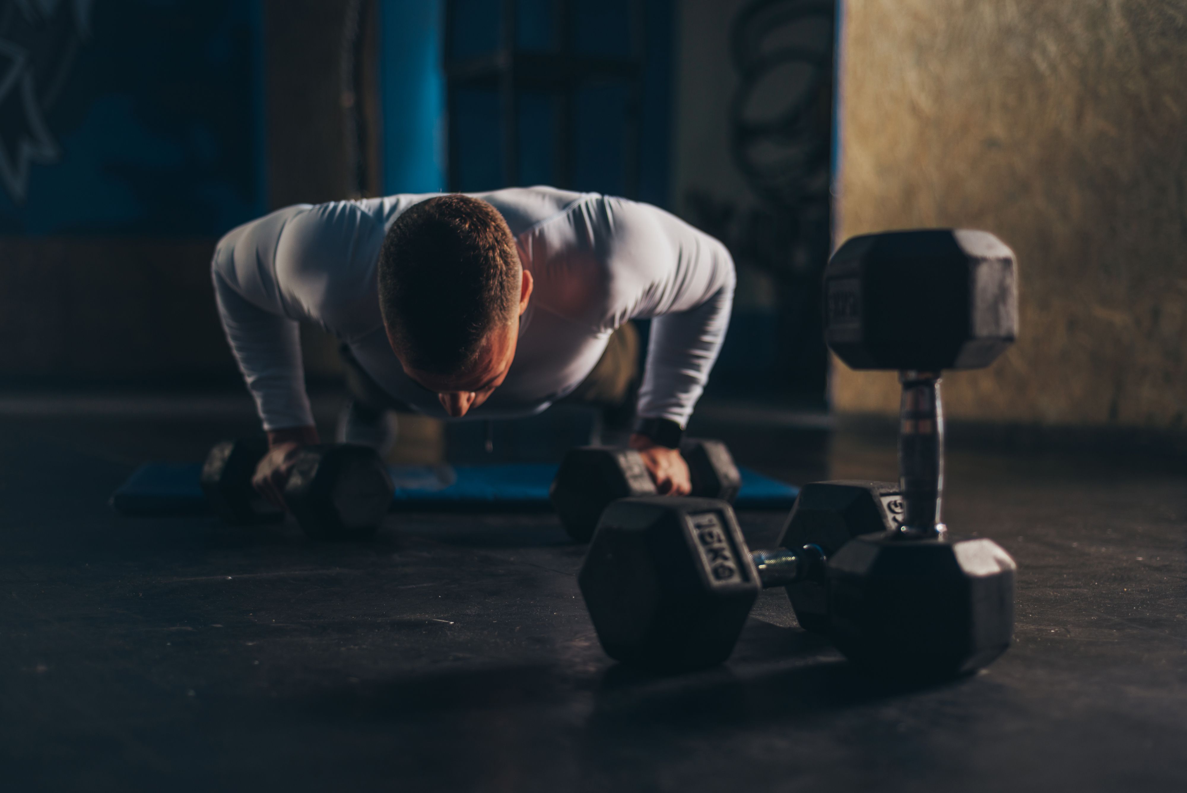 Este entrenamiento de 4 movimientos mecánicos para la caída construye un gran pecho rápidamente