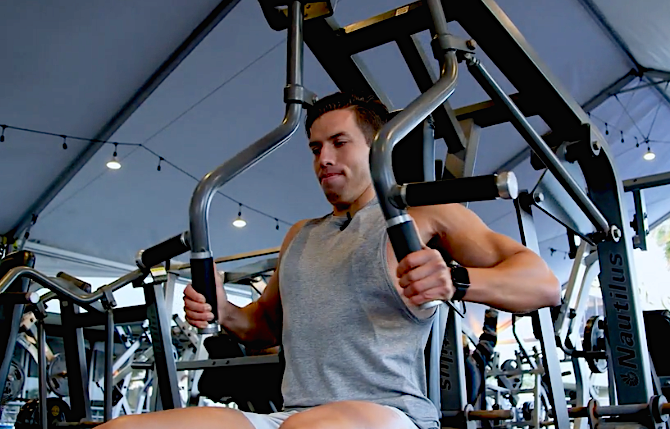 Joseph Baena aumenta los músculos de sus brazos con este entrenamiento doble