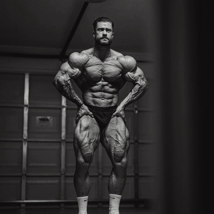 Chris Bumstead más grande y fuerte que Schwarzenegger Chris Bumstead más grande y fuerte que Schwarzenegger