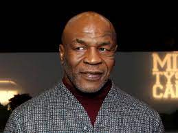 Mike Tyson se vuelve loco y golpea a un pasajero de un avión