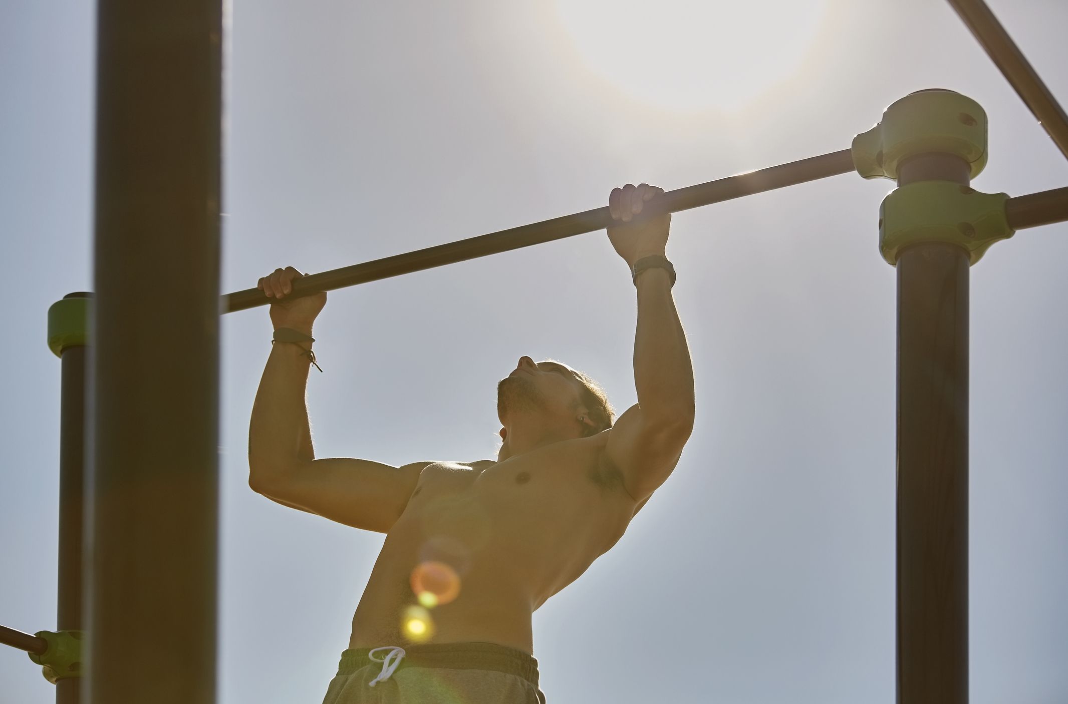 Aumenta de tamaño en el exterior con este entrenamiento de cuatro movimientos con el peso del cuerpo