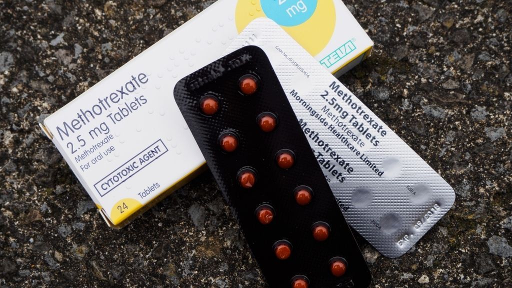 La prohibición estatal del aborto puede limitar el acceso a un medicamento utilizado para tratar el lupus y el cáncer