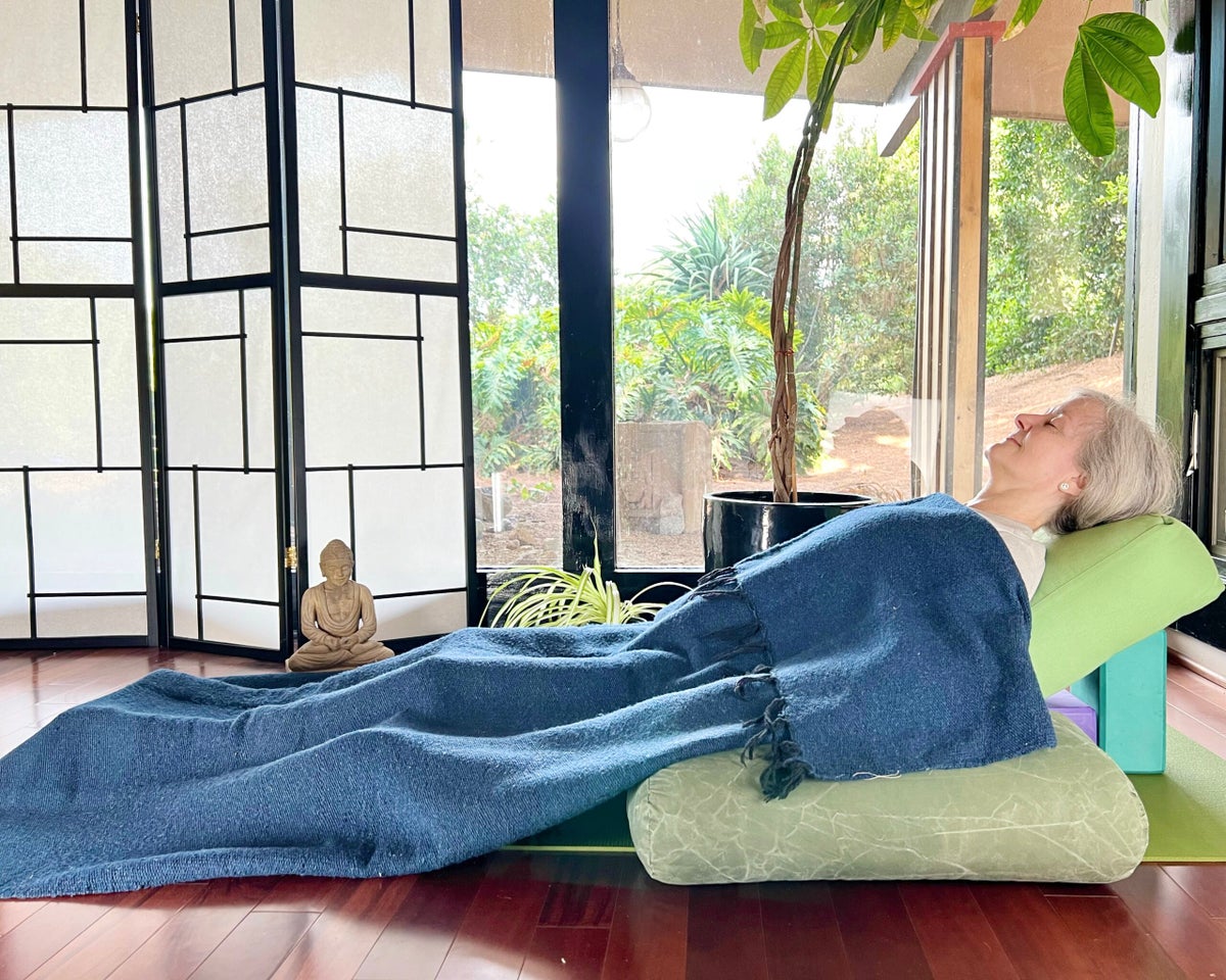 6 modificaciones de Savasana para una relajación más profunda 6 modificaciones de Savasana para una relajación más profunda