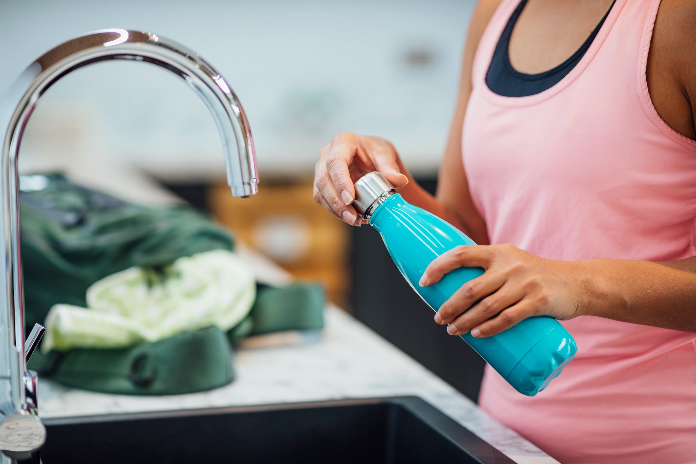 Cómo limpiar a fondo tu botella de agua