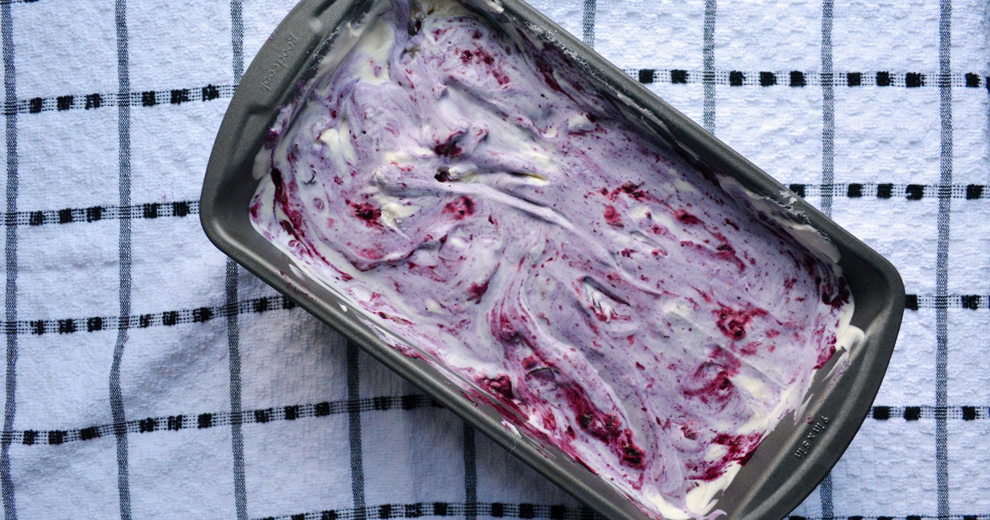 Prepare este helado de arándanos y nata sin batir cuando haga demasiado calor para funcionar