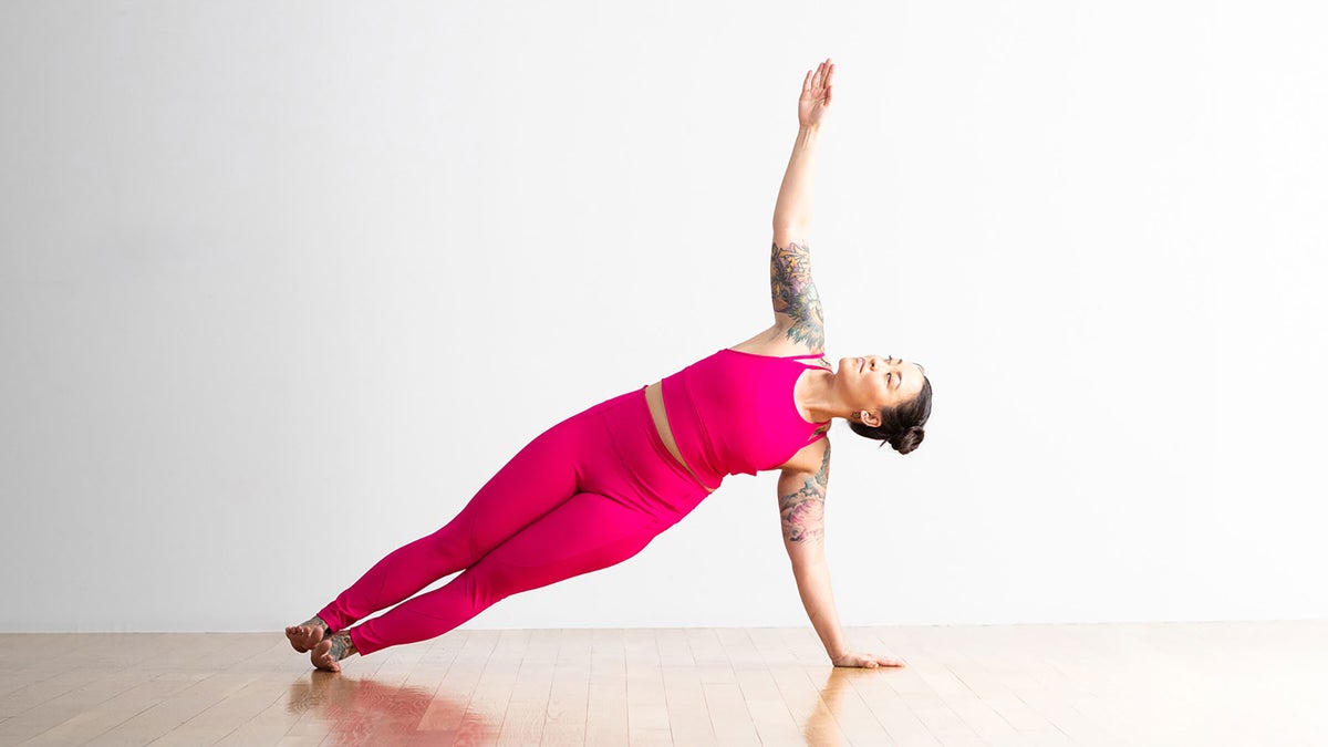 Una práctica de yoga de 15 minutos para la fuerza, la flexibilidad y la calma