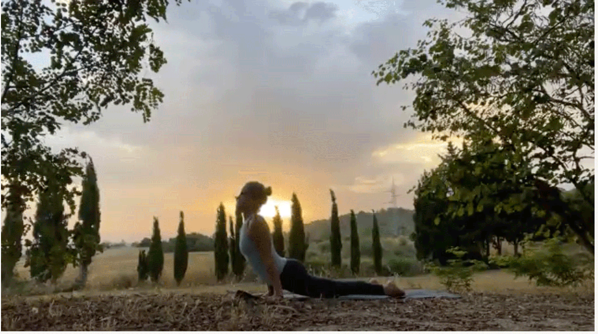 Una rutina de yoga matutina que te hace moverte en todas las formas que necesitas