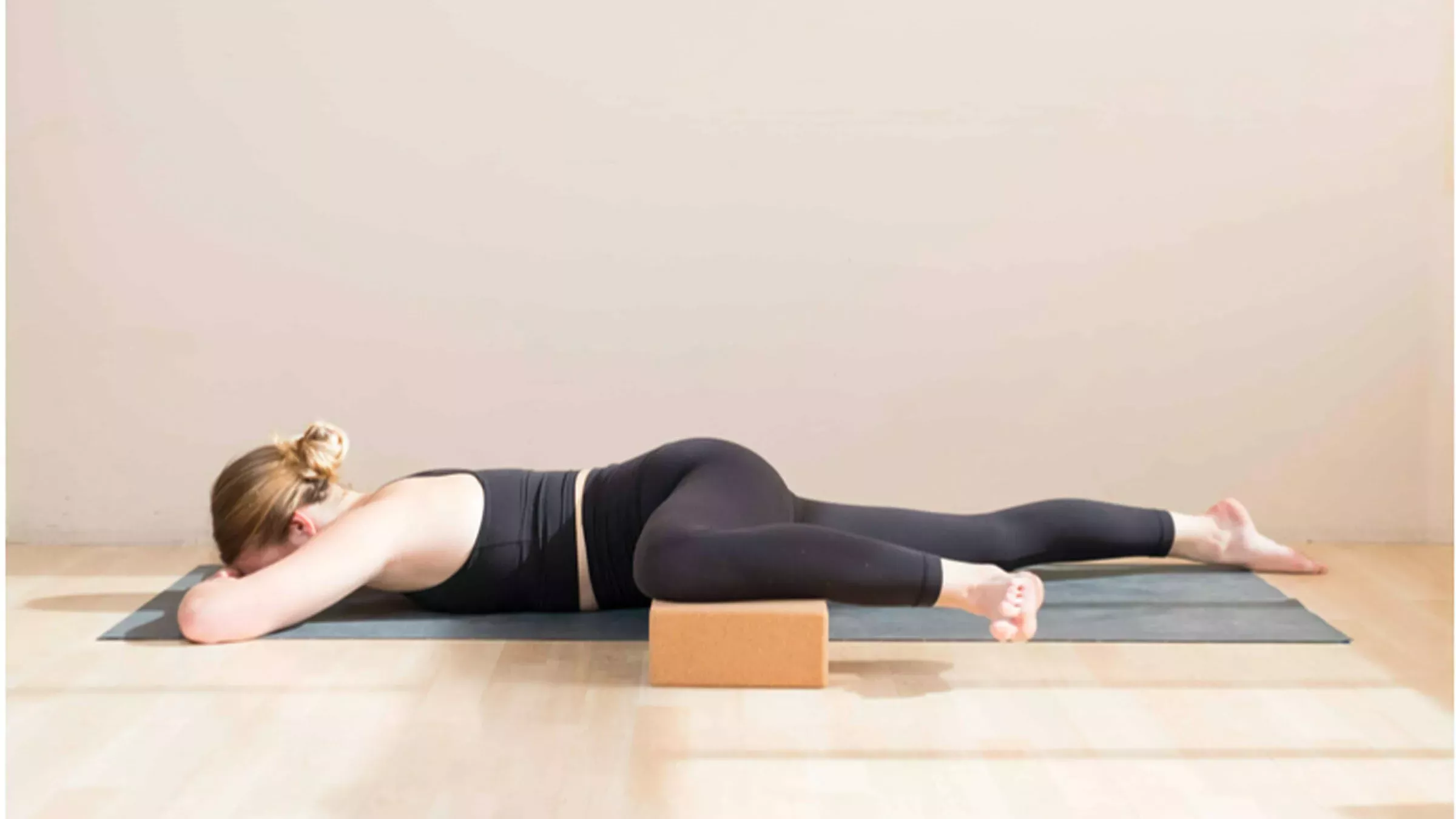 10 maneras de "profundizar" en la práctica del yoga utilizando bloques