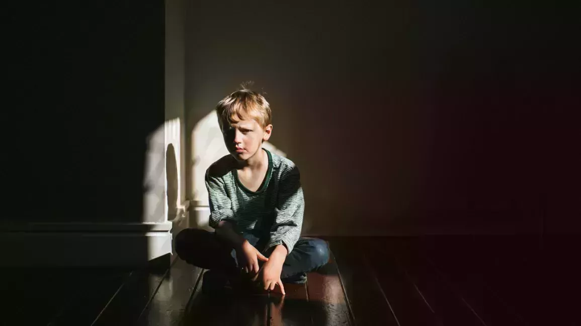 little boy experiencing childhood migraine 