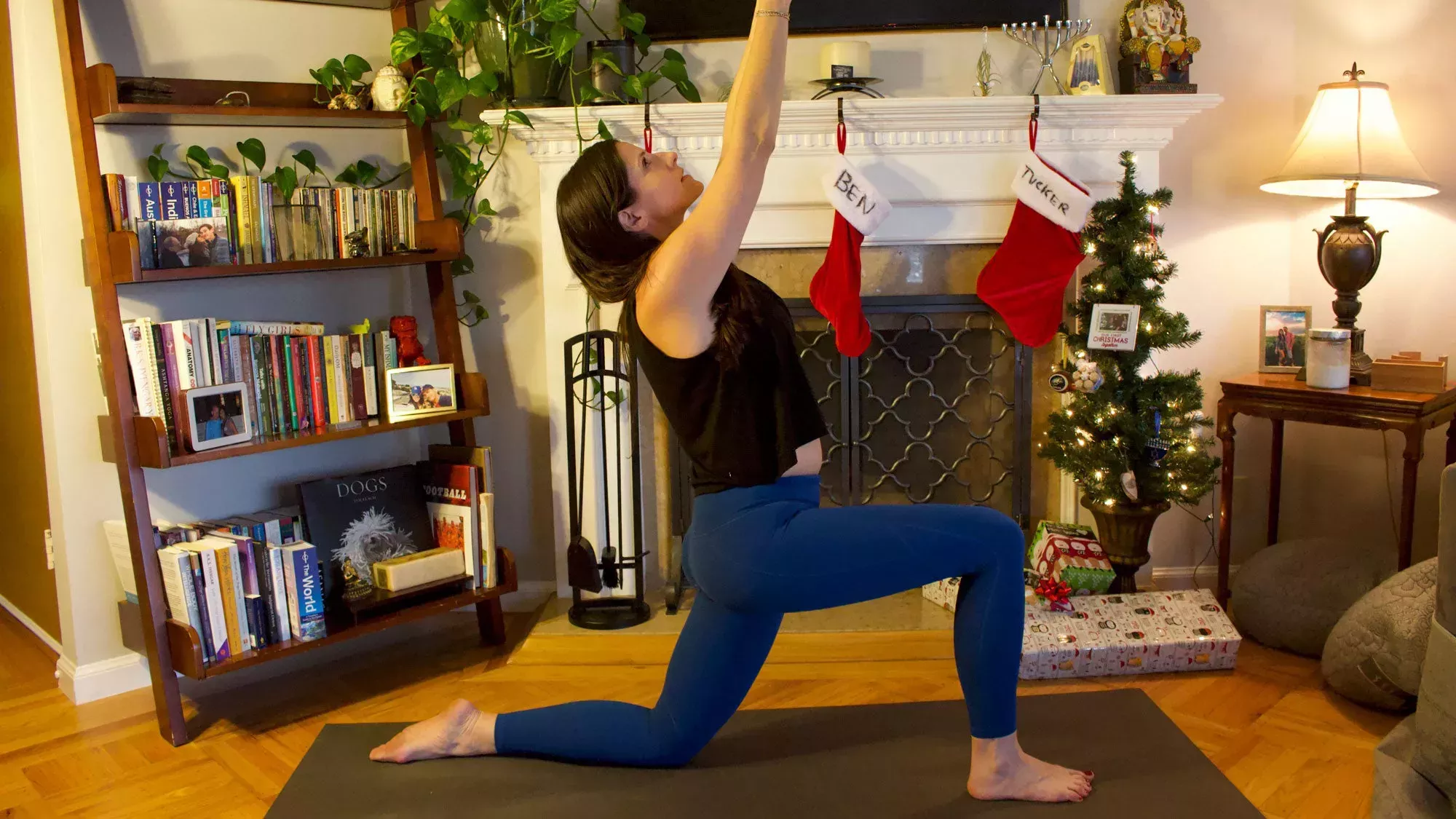 5 posturas de yoga que le ayudarán a mantener la cordura con su familia durante las vacaciones