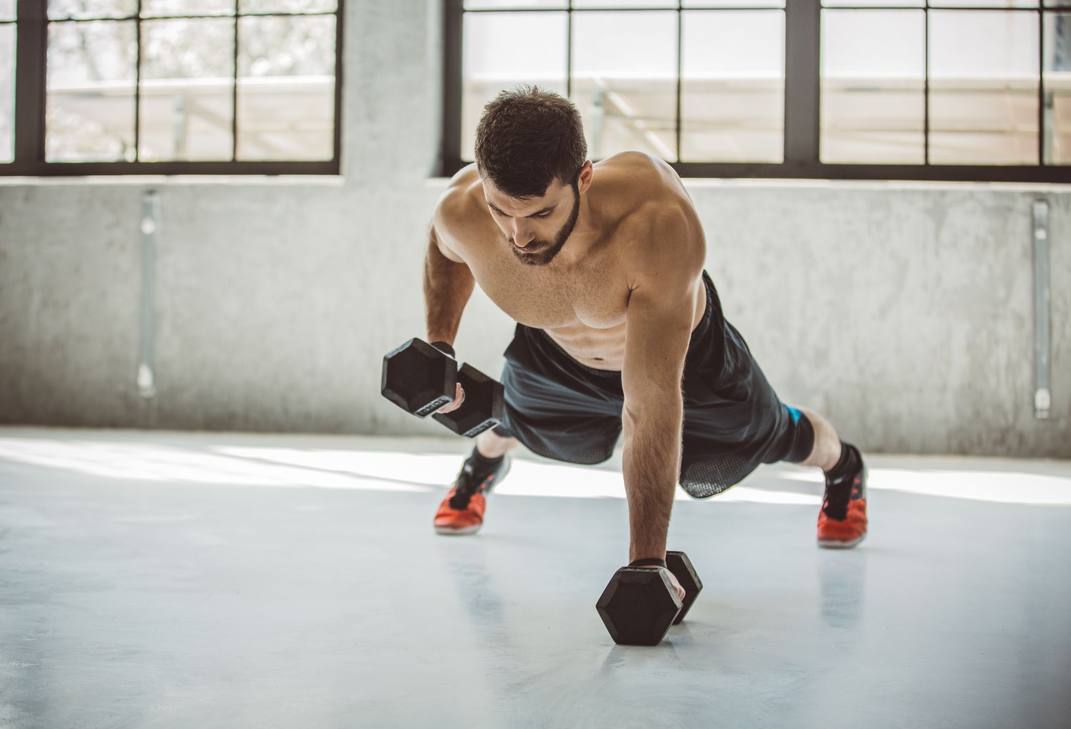 Escalera de mancuernas de 15 minutos para desarrollar la musculatura de todo el cuerpo