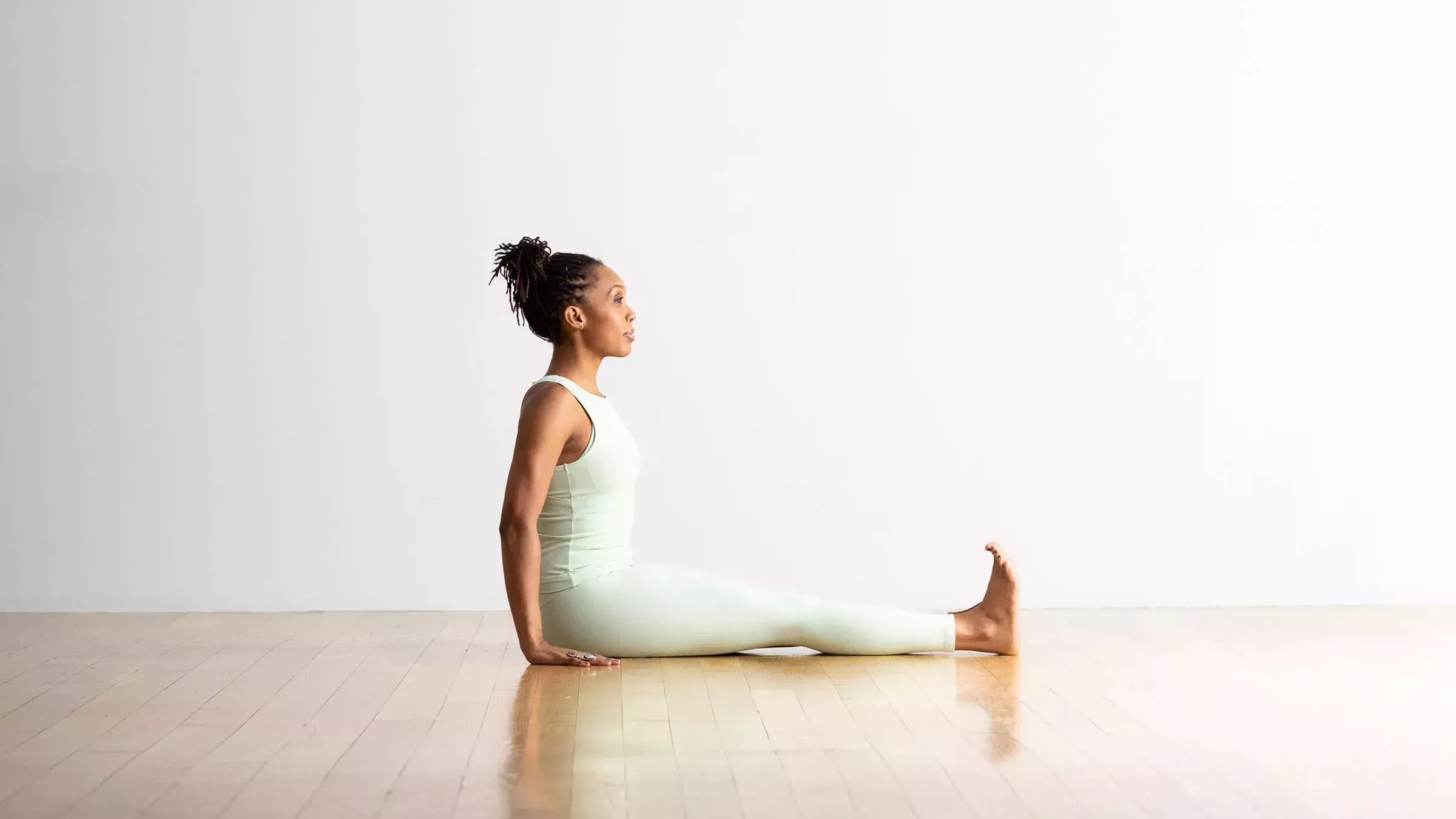 10 posturas de yoga fáciles para practicar cuando no te apetece hacer yoga