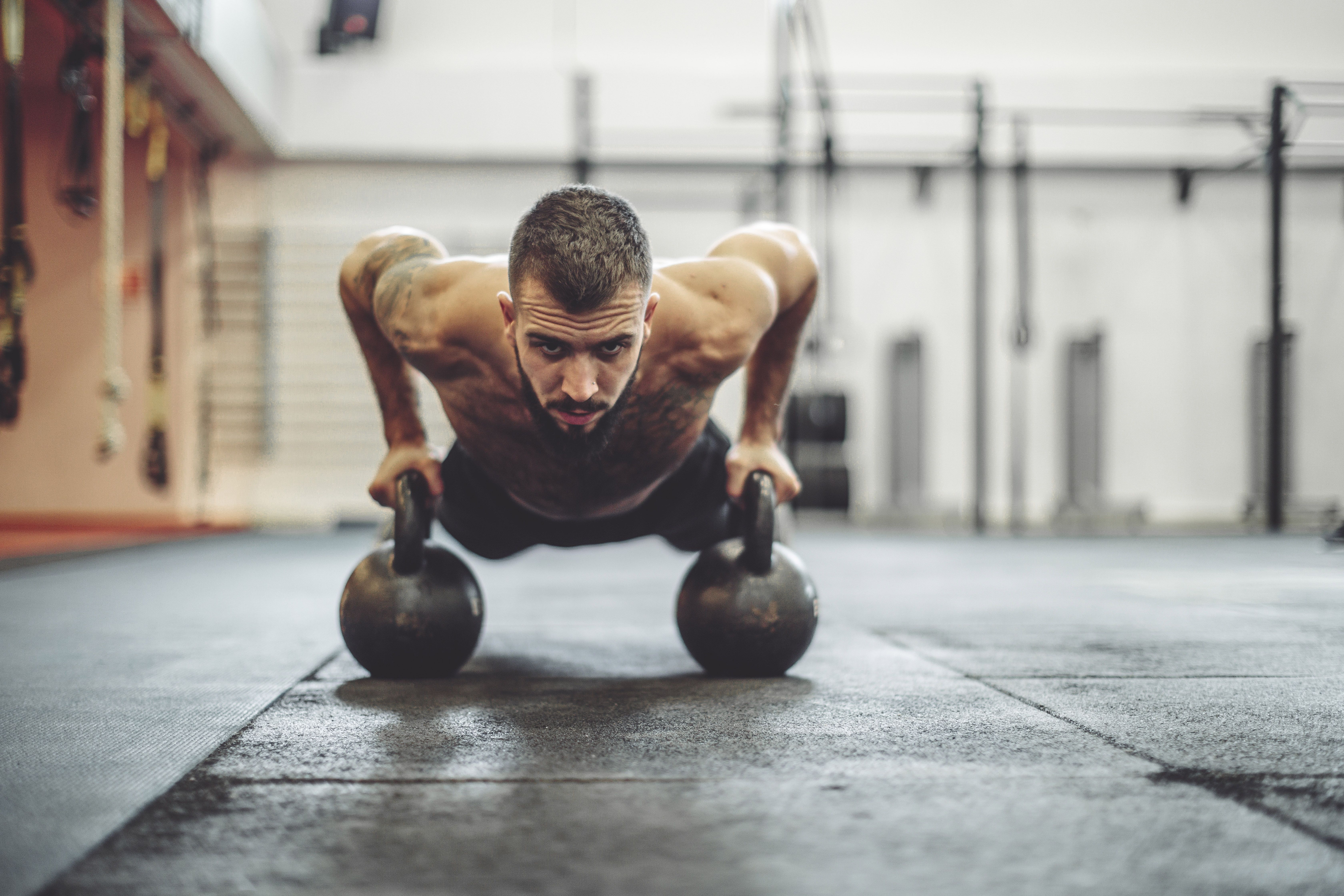 3 ejercicios con kettlebell para entrenar todo el cuerpo en casa