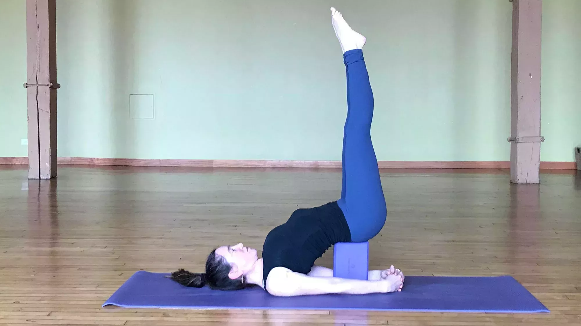 7 posturas de yoga que puedes hacer aunque estés resfriado, congestionado y estornudando