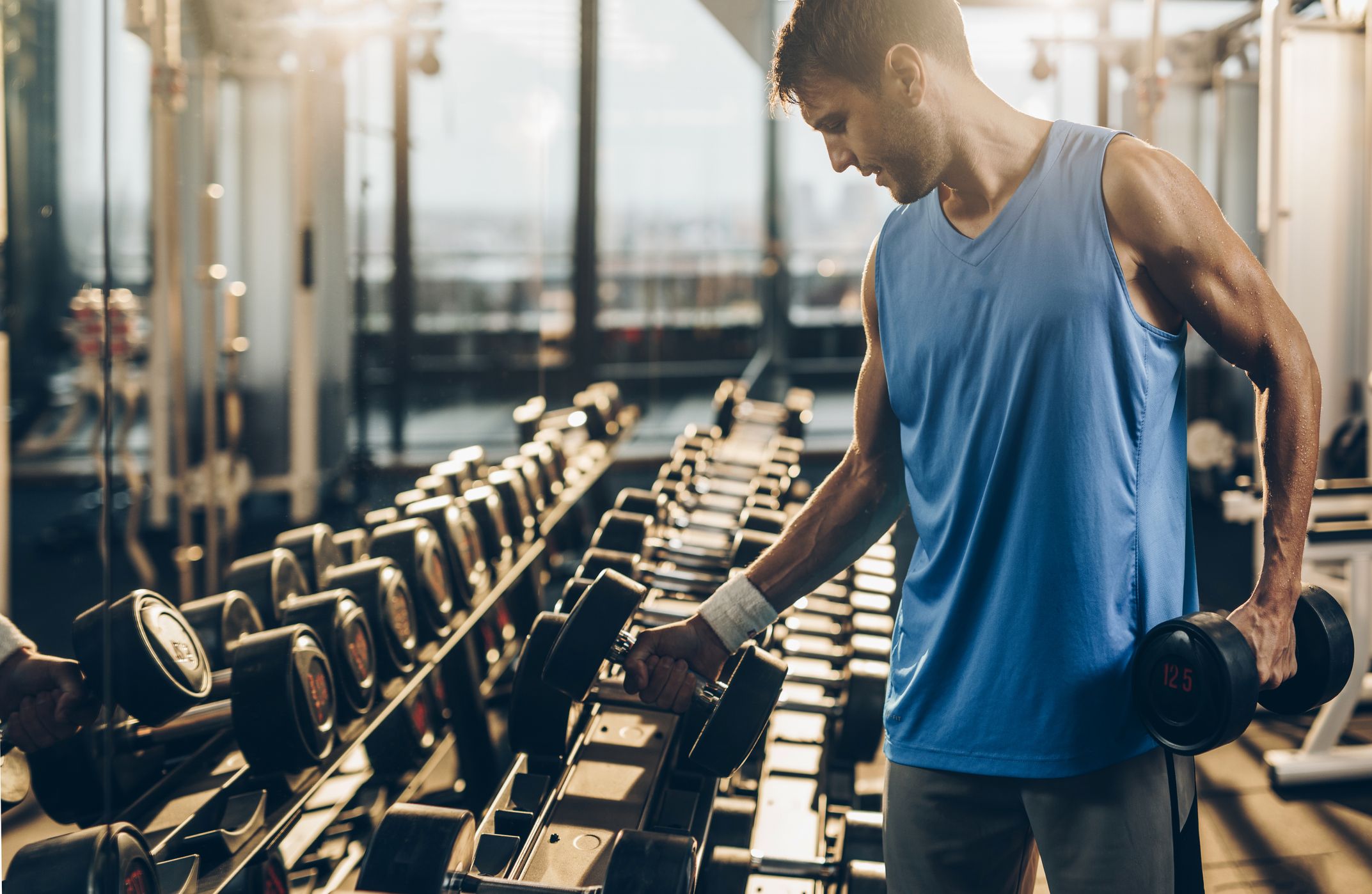 Este entrenamiento de pecho con mancuernas está pensado para gimnasios muy concurridos