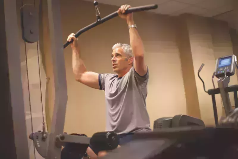 Guía de entrenamiento con pesas para hombres mayores de 50 años