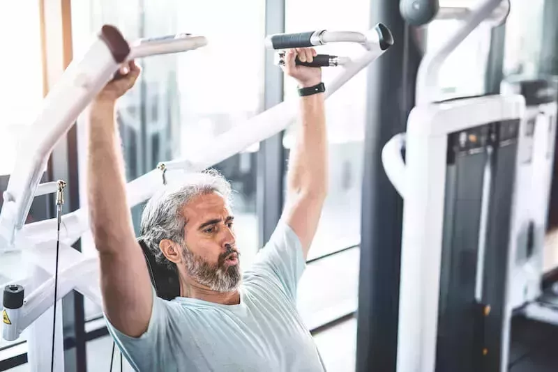 Guía de entrenamiento con pesas para hombres mayores de 50 años