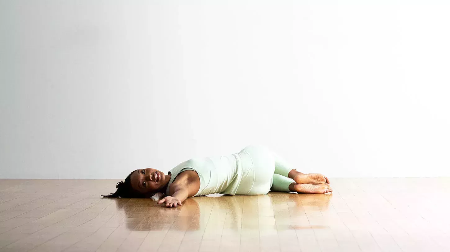 ¿No puede dormir? Prueba estas 5 posturas de yoga para el insomnio respaldadas por la ciencia.