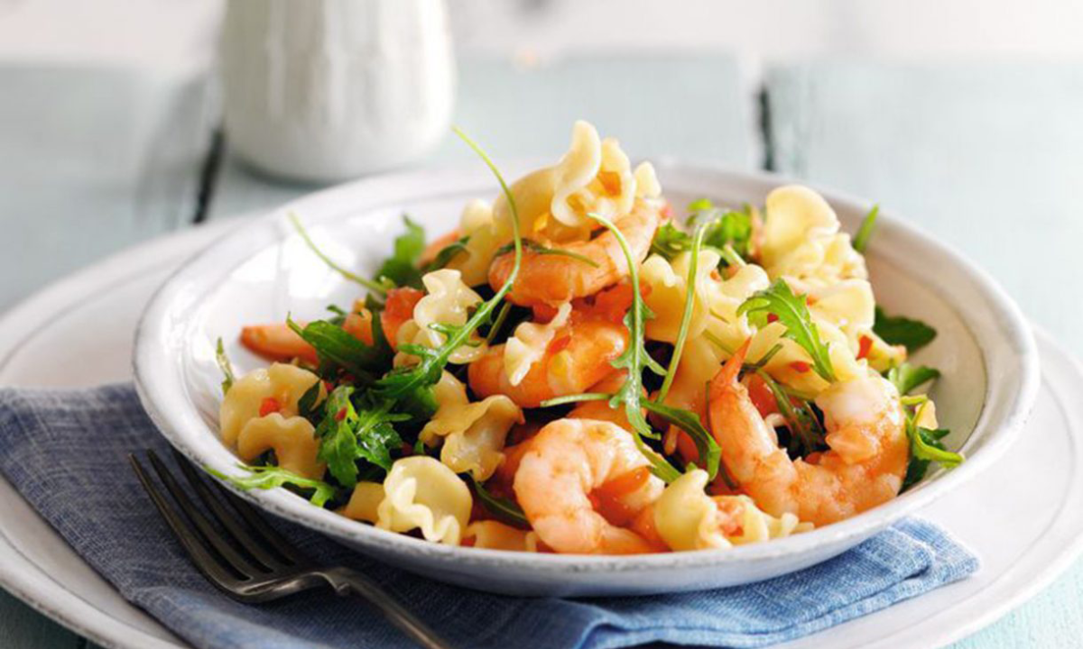 Receta de pasta con gambas, guindilla y tomates